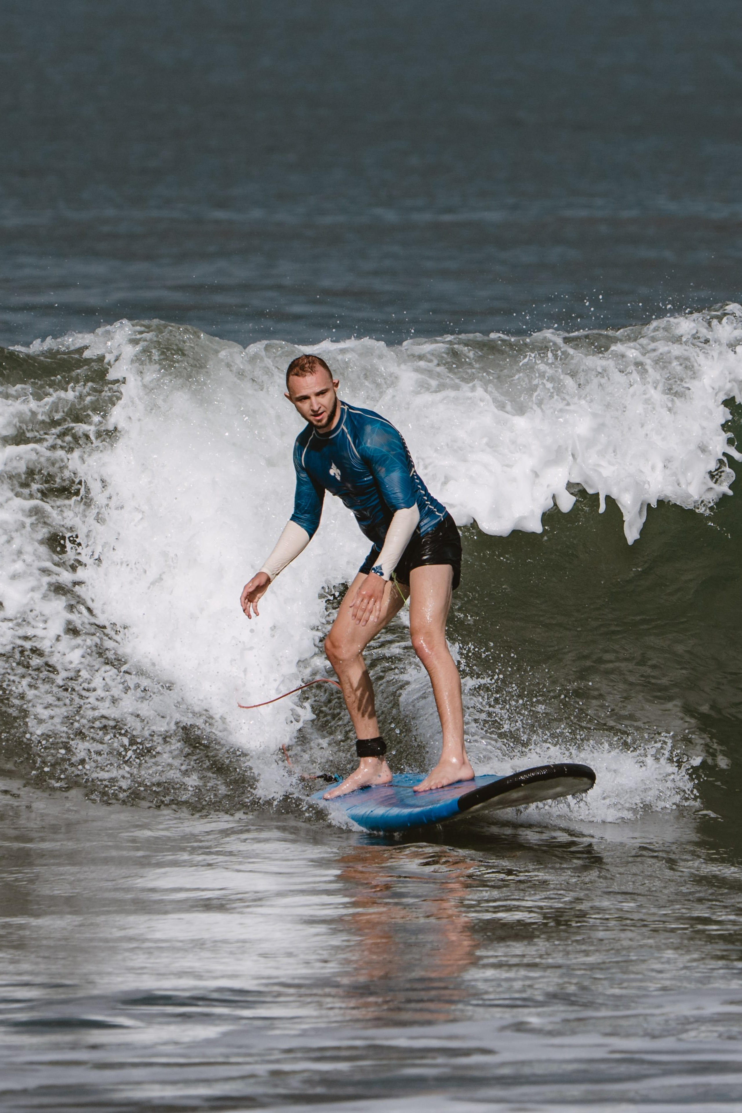 Mixed martial artists having fun surfing at the ocean in between training sessions. Коммьюнити фотограф, Москва, Сергей Зворыгин
