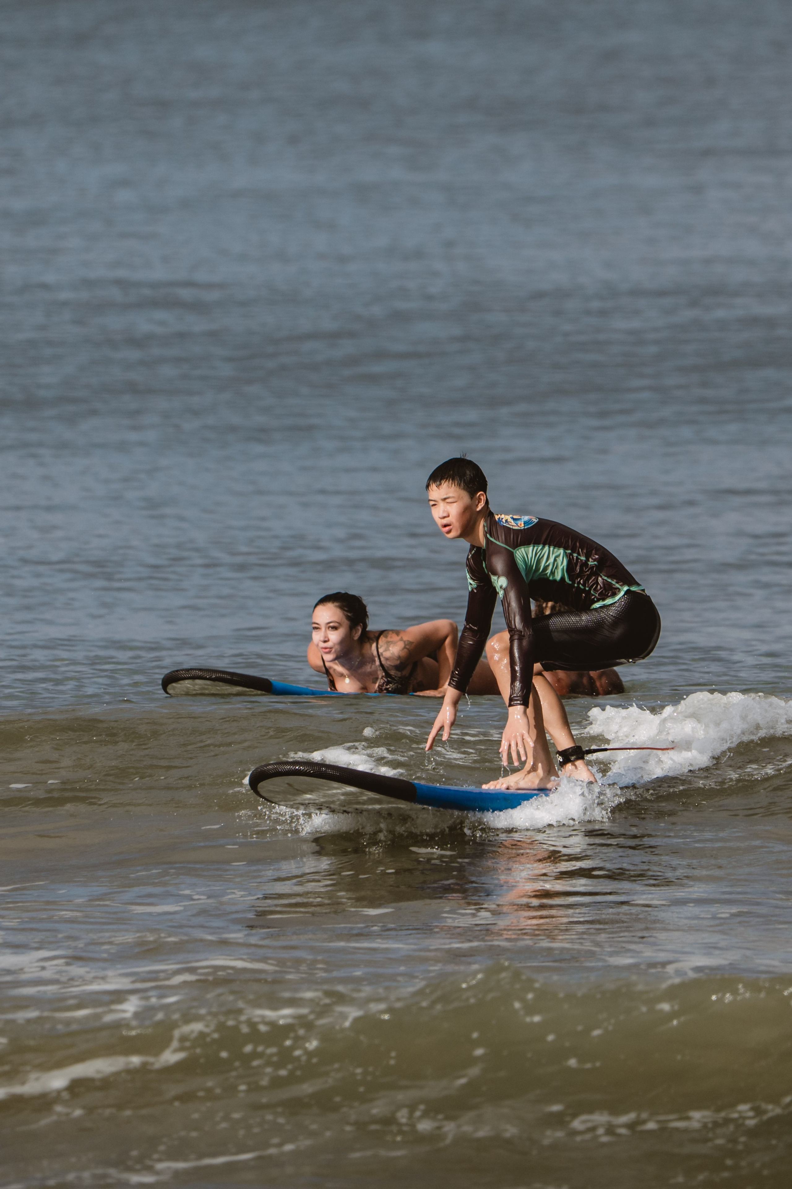 Mixed martial artists having fun surfing at the ocean in between training sessions. Коммьюнити фотограф, Москва, Сергей Зворыгин