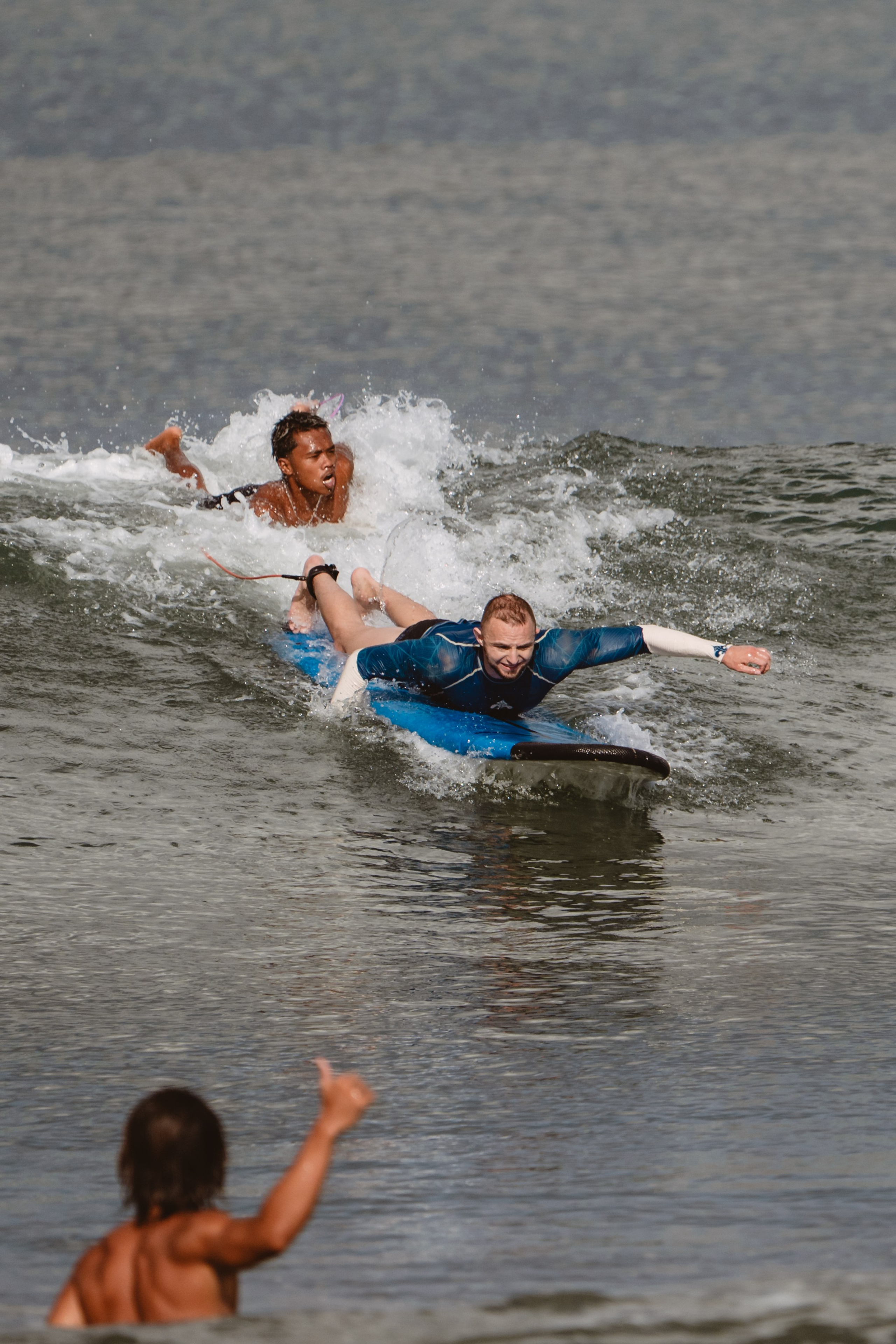 Mixed martial artists having fun surfing at the ocean in between training sessions. Коммьюнити фотограф, Москва, Сергей Зворыгин