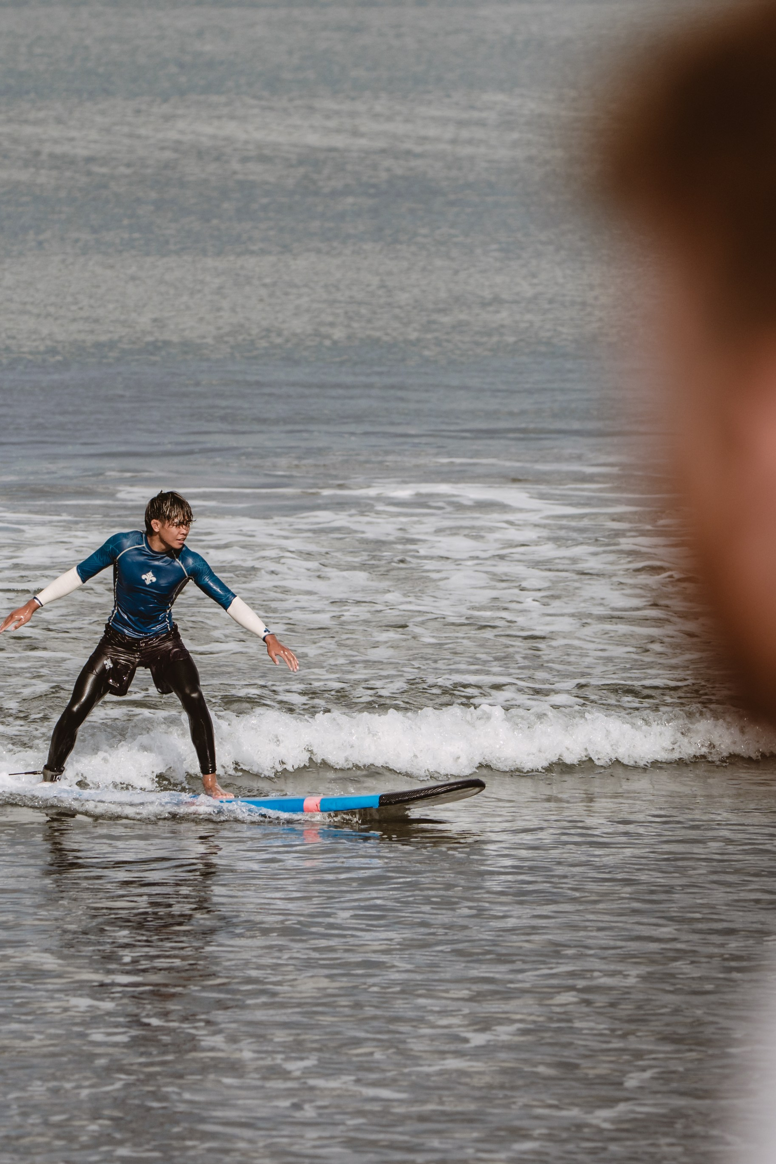 Mixed martial artists having fun surfing at the ocean in between training sessions. Коммьюнити фотограф, Москва, Сергей Зворыгин