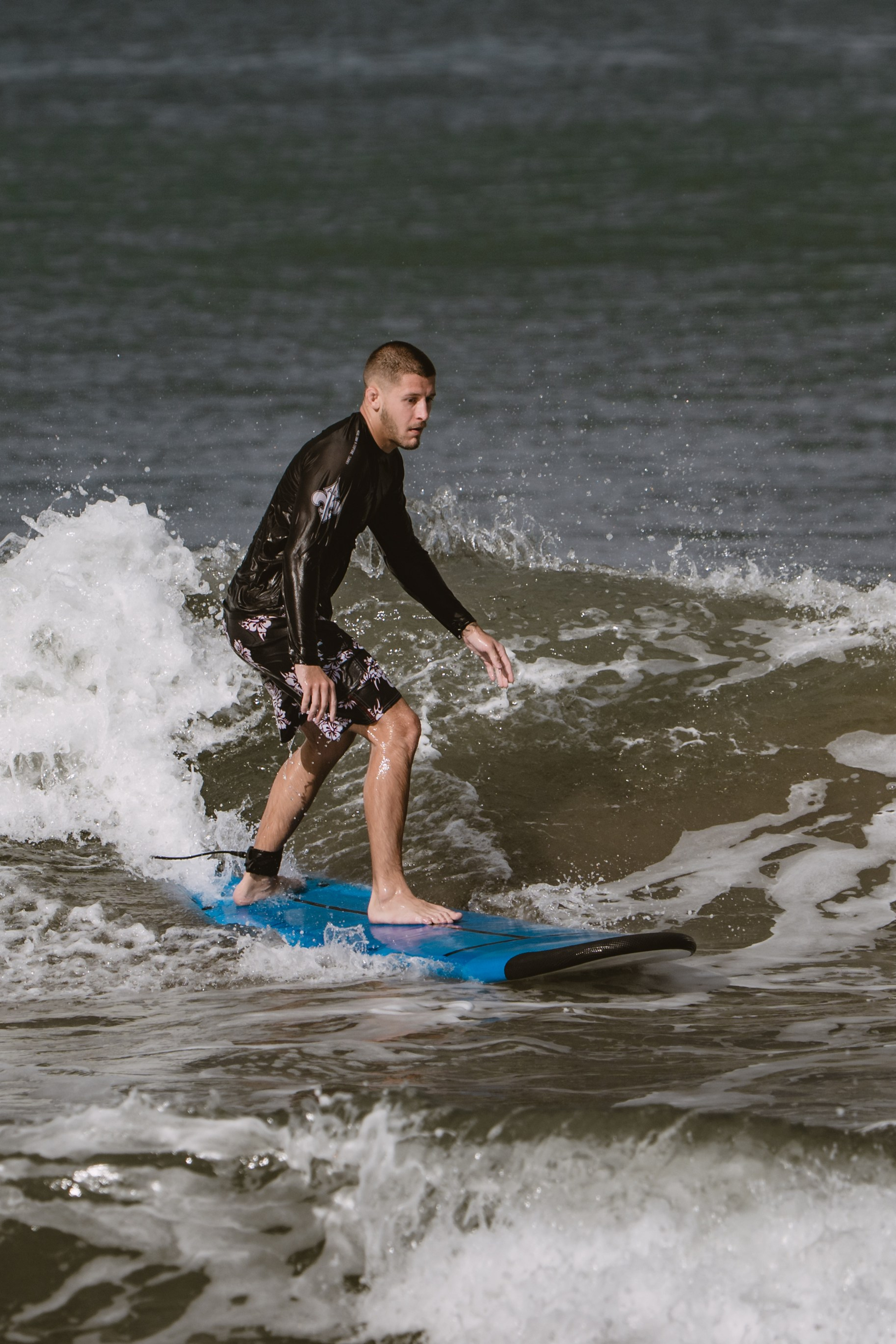 Mixed martial artists having fun surfing at the ocean in between training sessions. Коммьюнити фотограф, Москва, Сергей Зворыгин