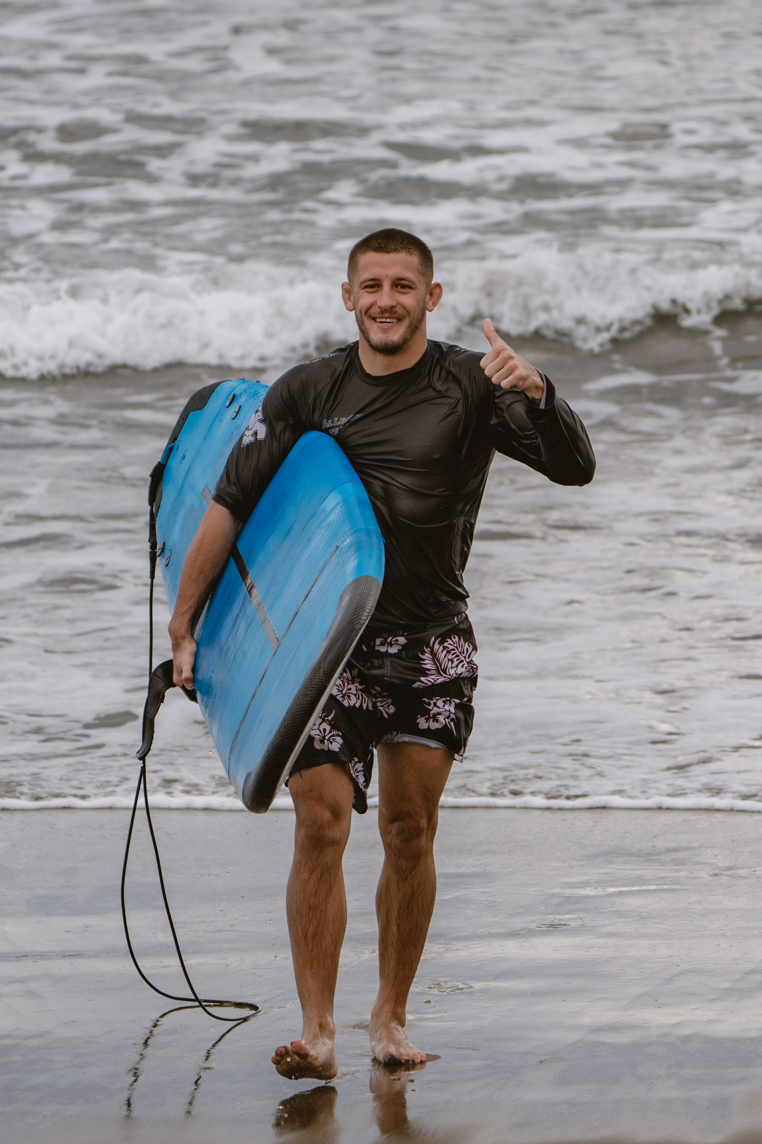 Mixed martial artists having fun surfing at the ocean in between training sessions. Коммьюнити фотограф, Москва, Сергей Зворыгин