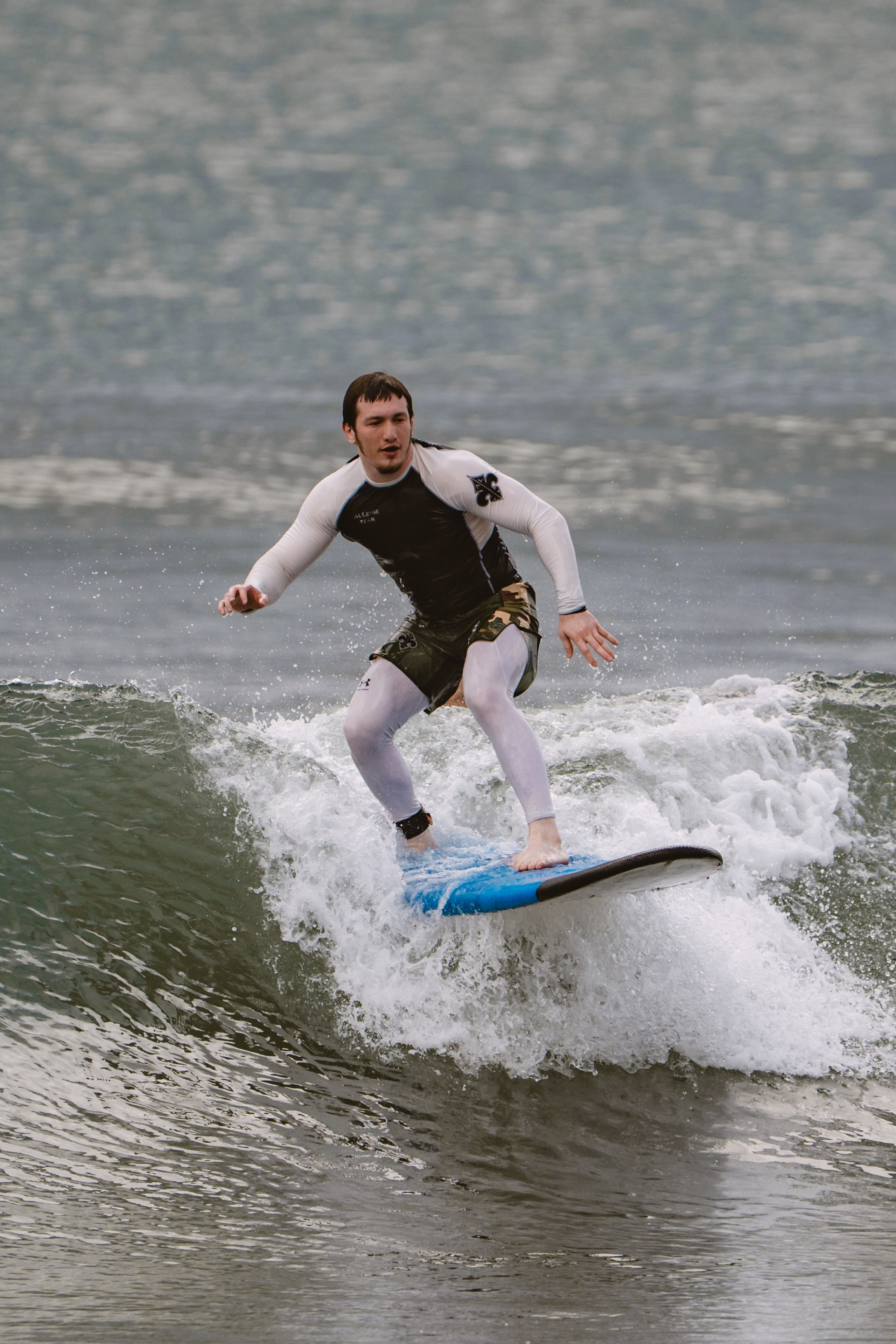 Mixed martial artists having fun surfing at the ocean in between training sessions. Коммьюнити фотограф, Москва, Сергей Зворыгин