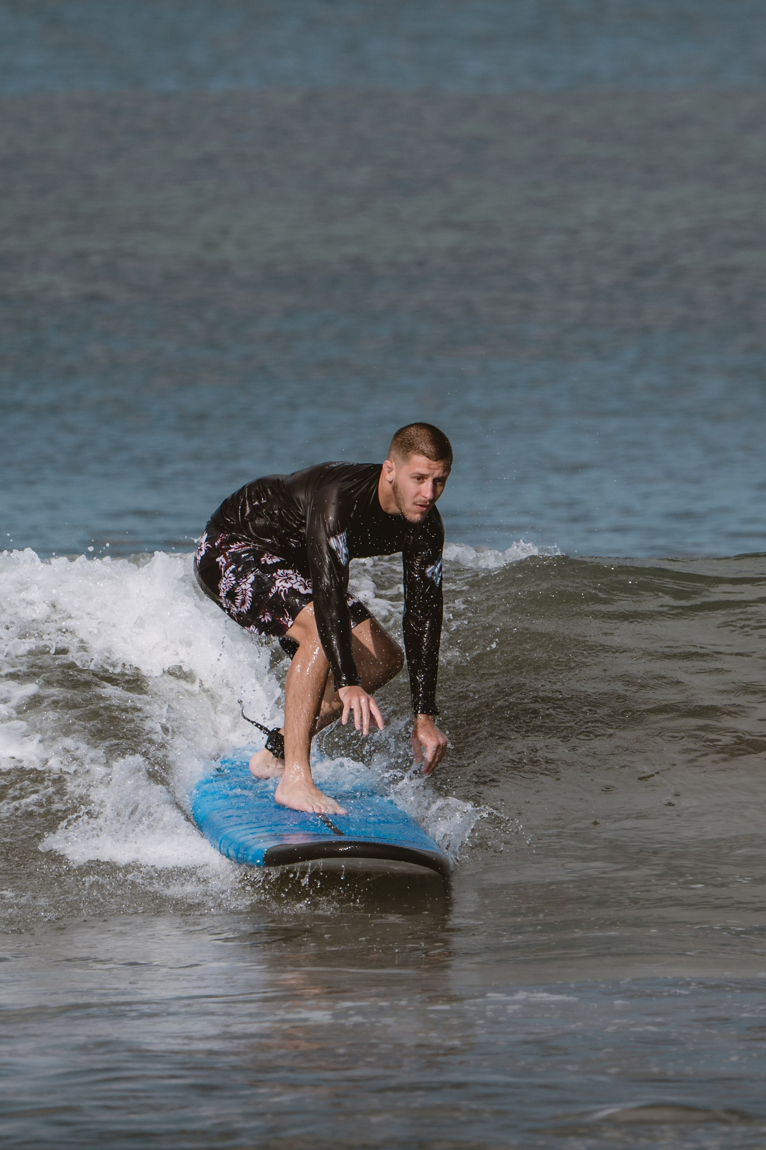 Mixed martial artists having fun surfing at the ocean in between training sessions. Коммьюнити фотограф, Москва, Сергей Зворыгин