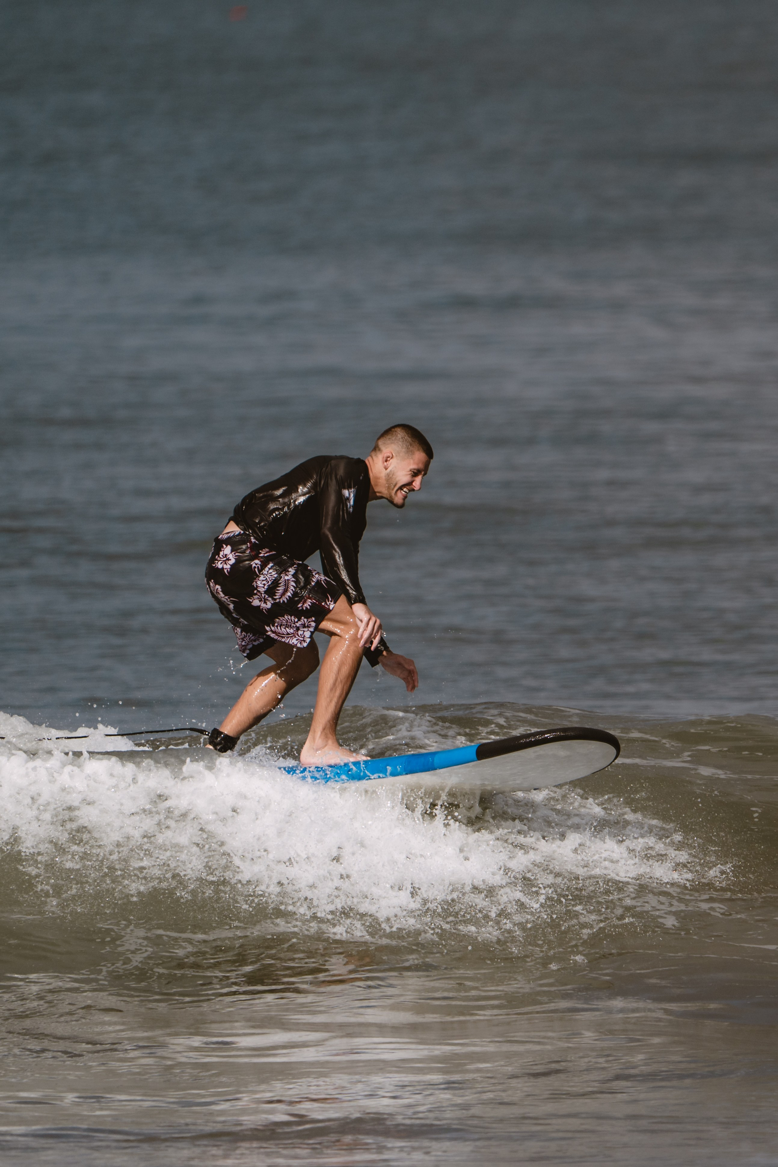 Mixed martial artists having fun surfing at the ocean in between training sessions. Коммьюнити фотограф, Москва, Сергей Зворыгин