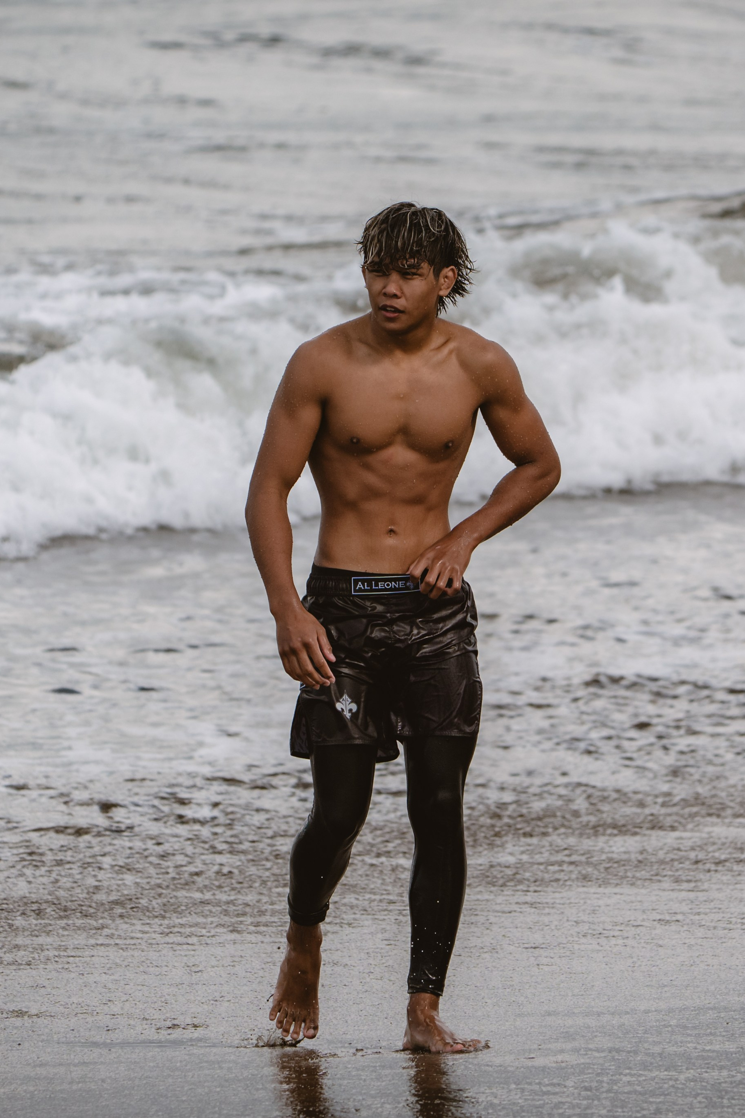 Mixed martial artists having fun surfing at the ocean in between training sessions. Коммьюнити фотограф, Москва, Сергей Зворыгин