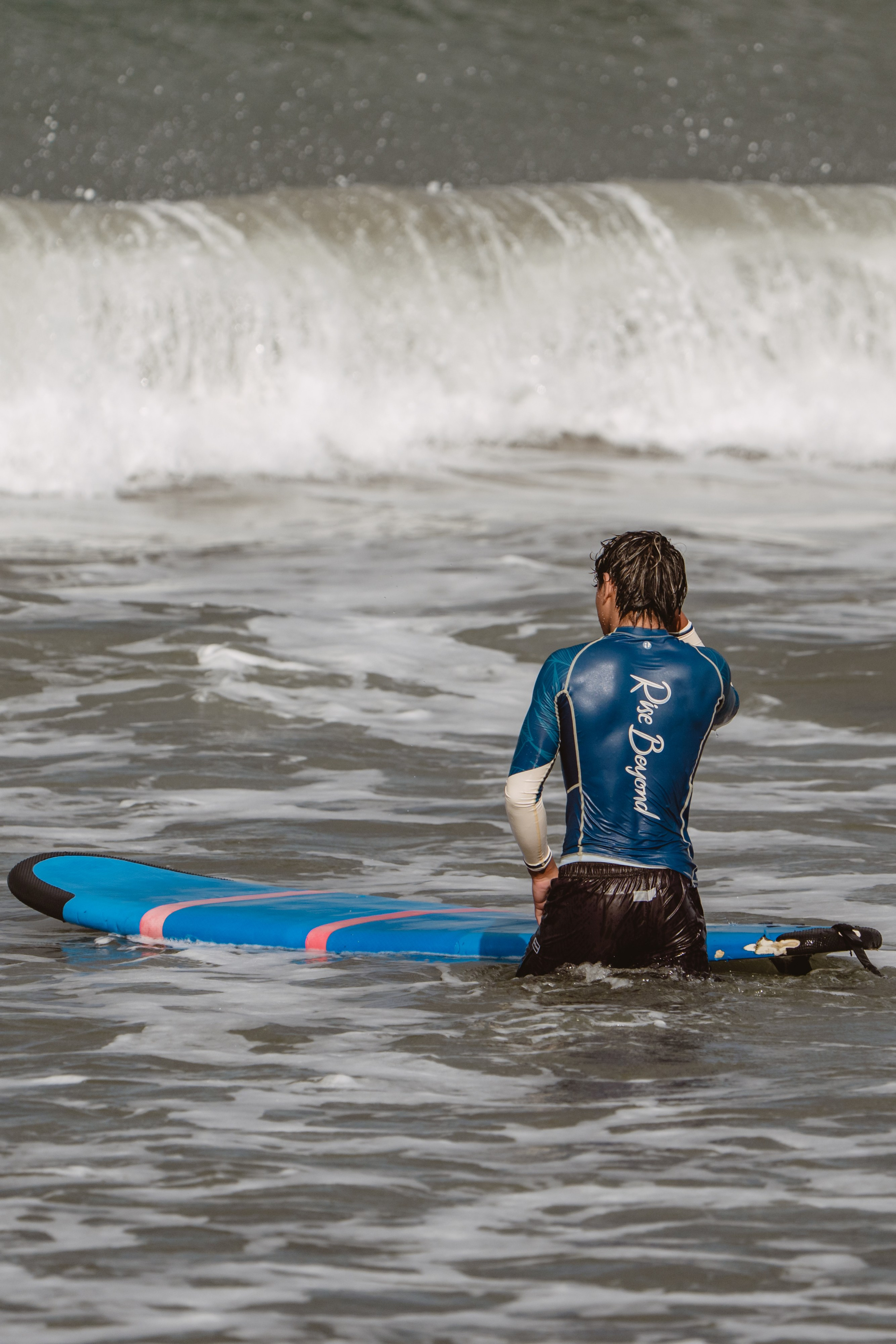 Mixed martial artists having fun surfing at the ocean in between training sessions. Коммьюнити фотограф, Москва, Сергей Зворыгин