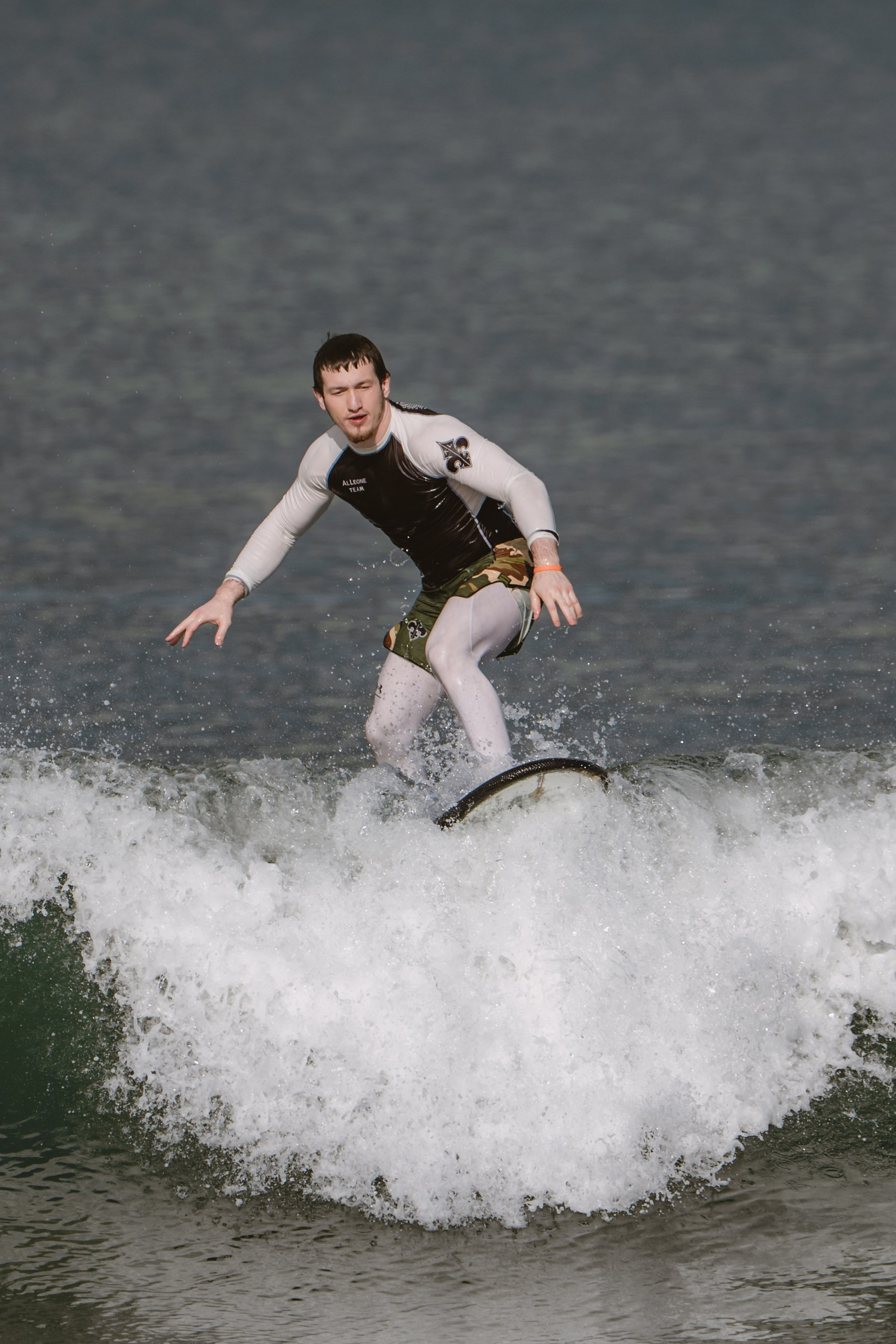 Mixed martial artists having fun surfing at the ocean in between training sessions. Коммьюнити фотограф, Москва, Сергей Зворыгин