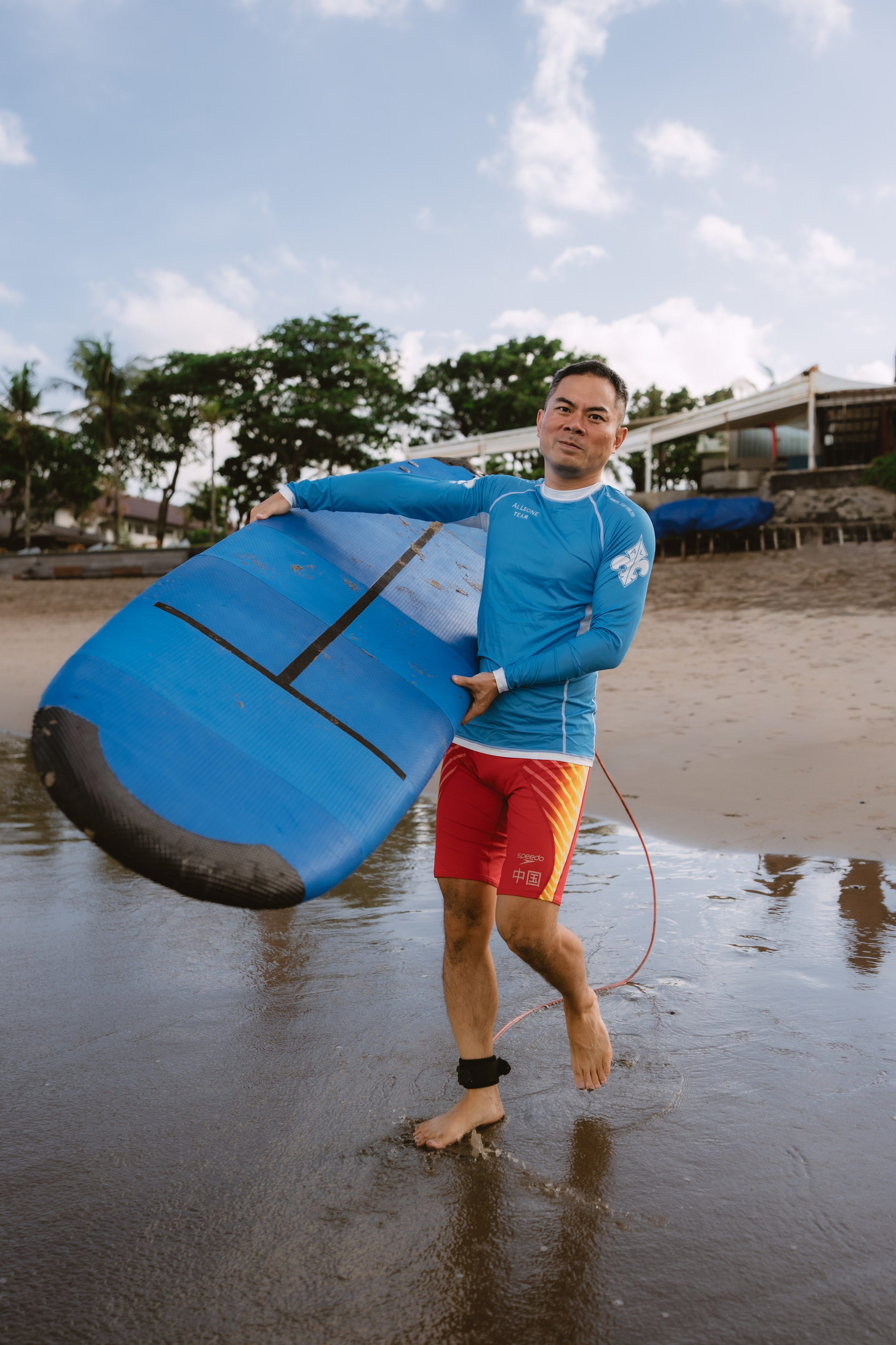 Mixed martial artists having fun surfing at the ocean in between training sessions. Коммьюнити фотограф, Москва, Сергей Зворыгин