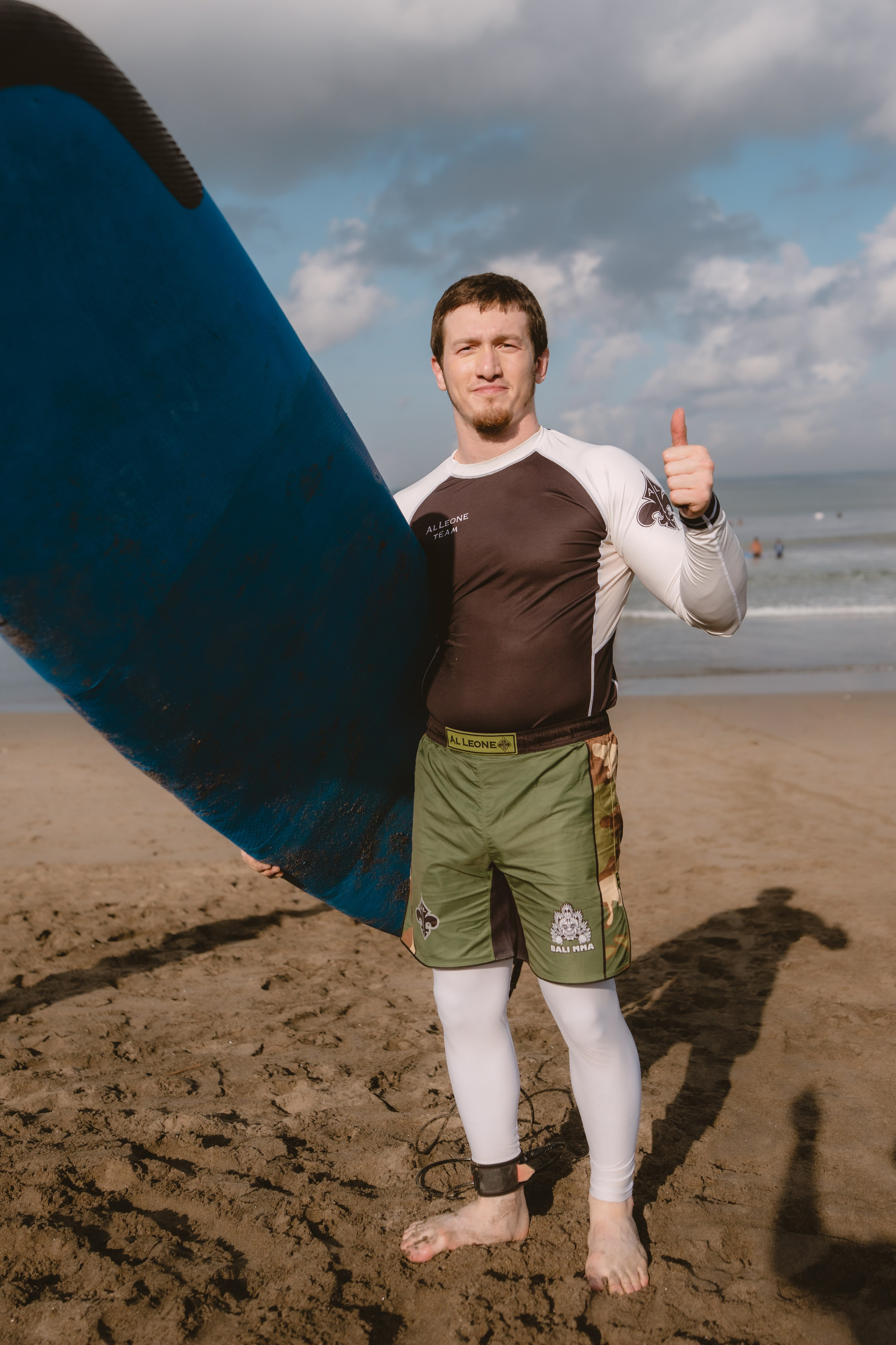 Mixed martial artists having fun surfing at the ocean in between training sessions. Коммьюнити фотограф, Москва, Сергей Зворыгин