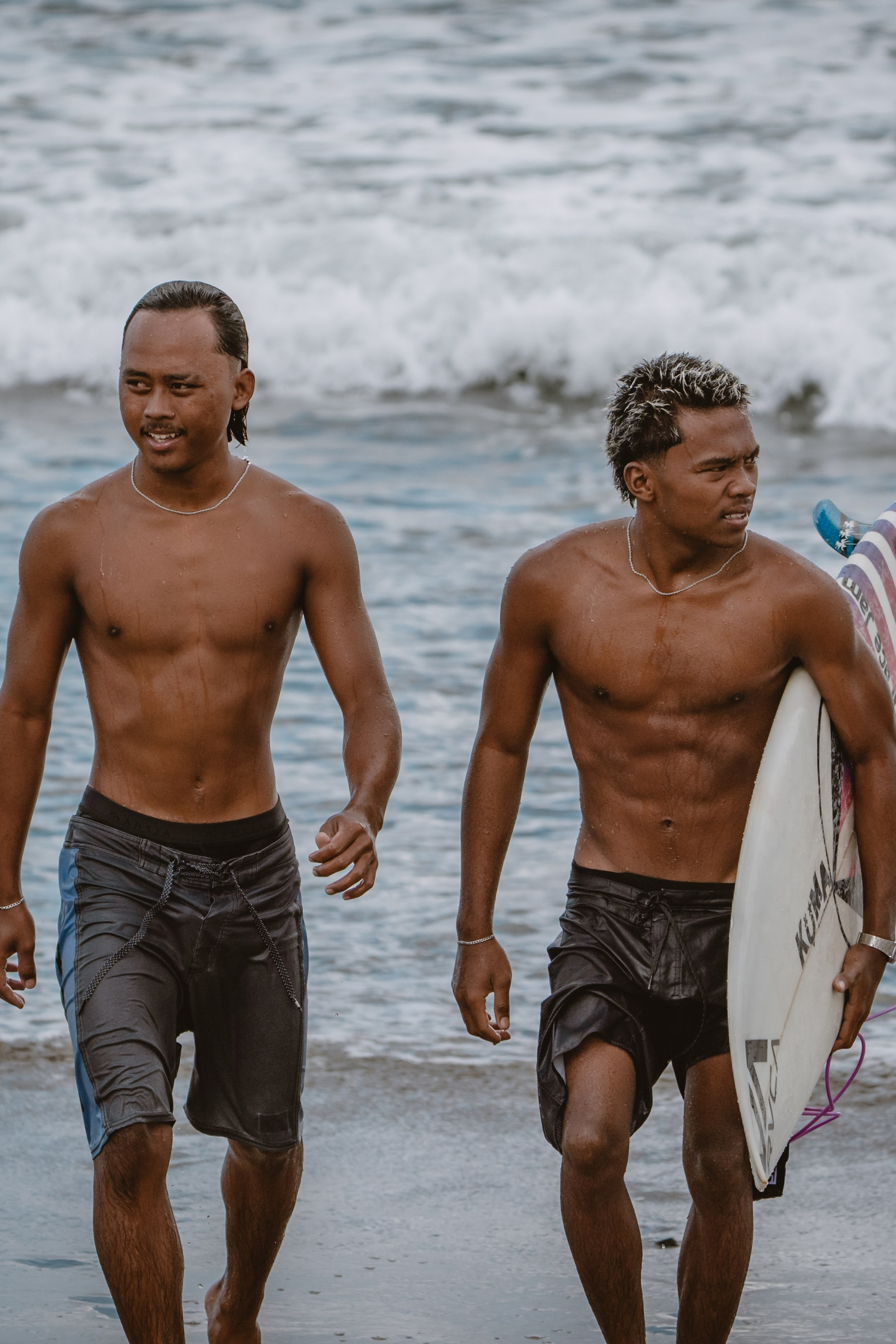 Mixed martial artists having fun surfing at the ocean in between training sessions. Коммьюнити фотограф, Москва, Сергей Зворыгин