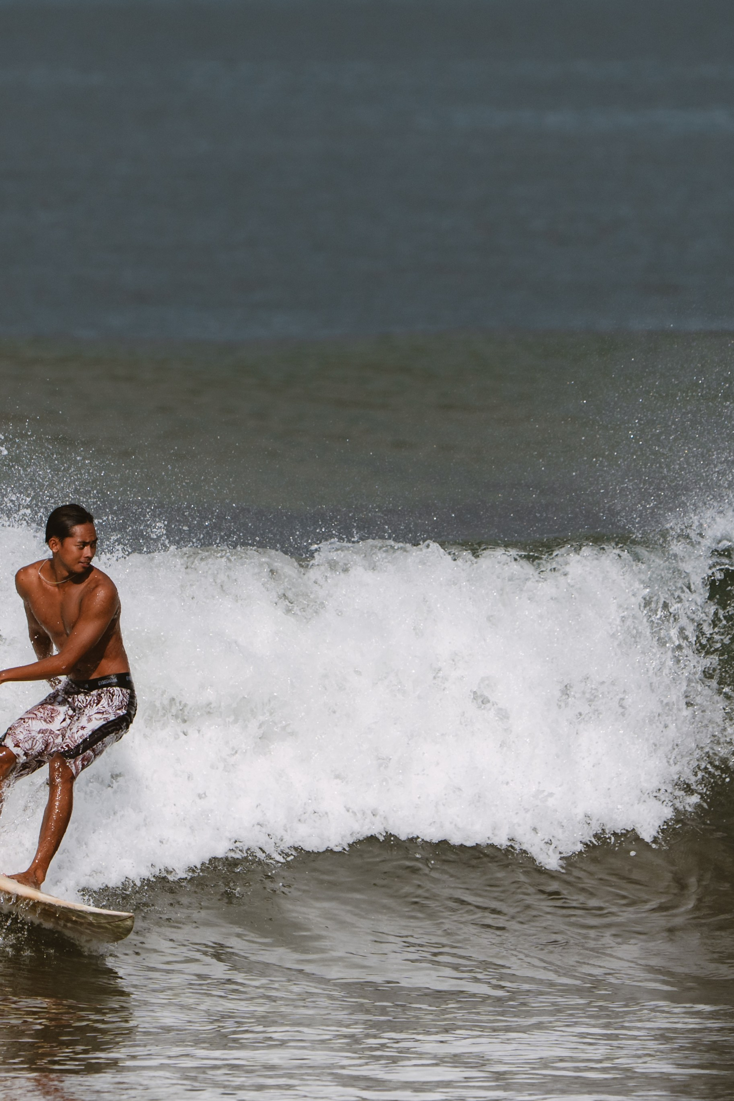 Mixed martial artists having fun surfing at the ocean in between training sessions. Коммьюнити фотограф, Москва, Сергей Зворыгин