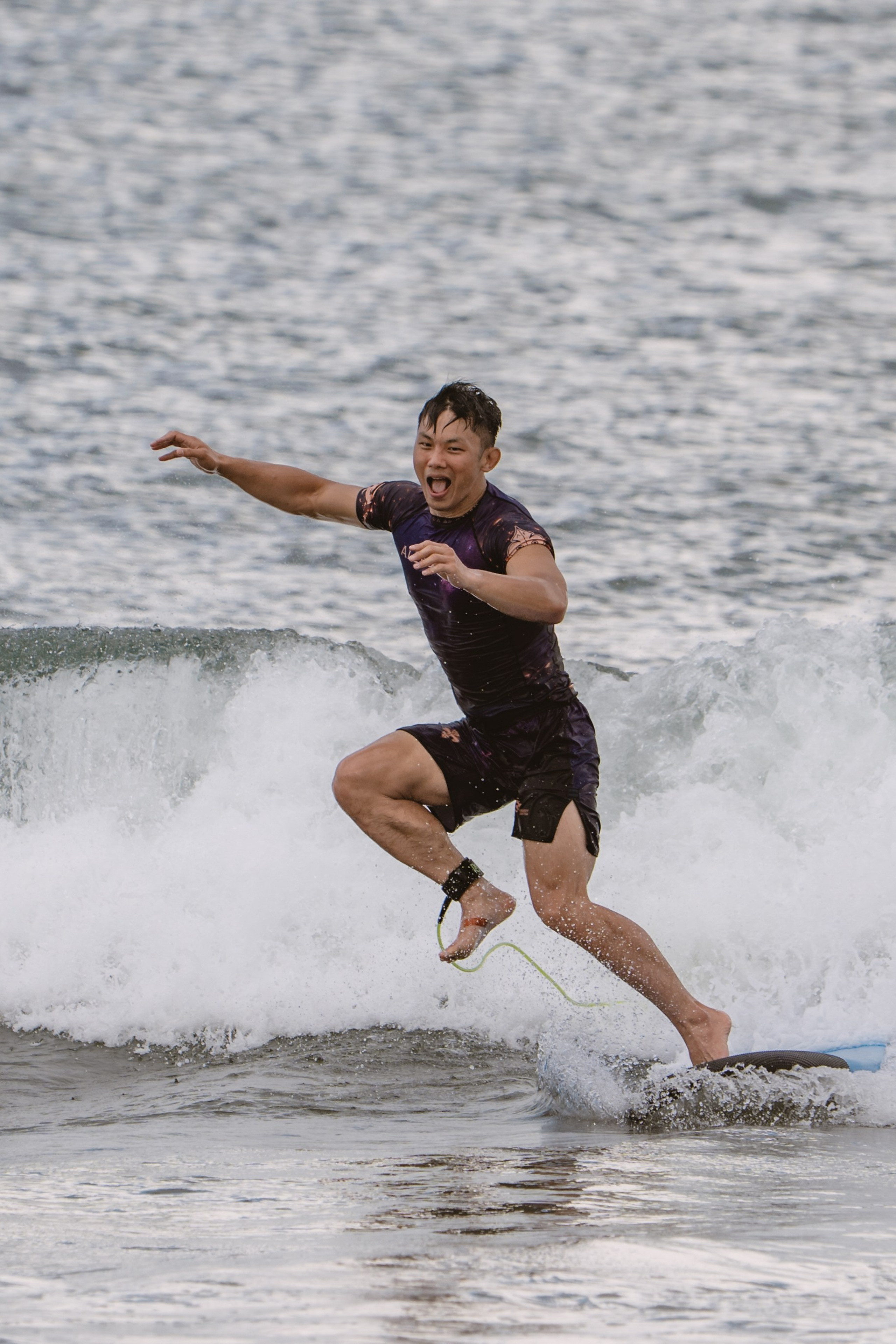 Mixed martial artists having fun surfing at the ocean in between training sessions. Коммьюнити фотограф, Москва, Сергей Зворыгин