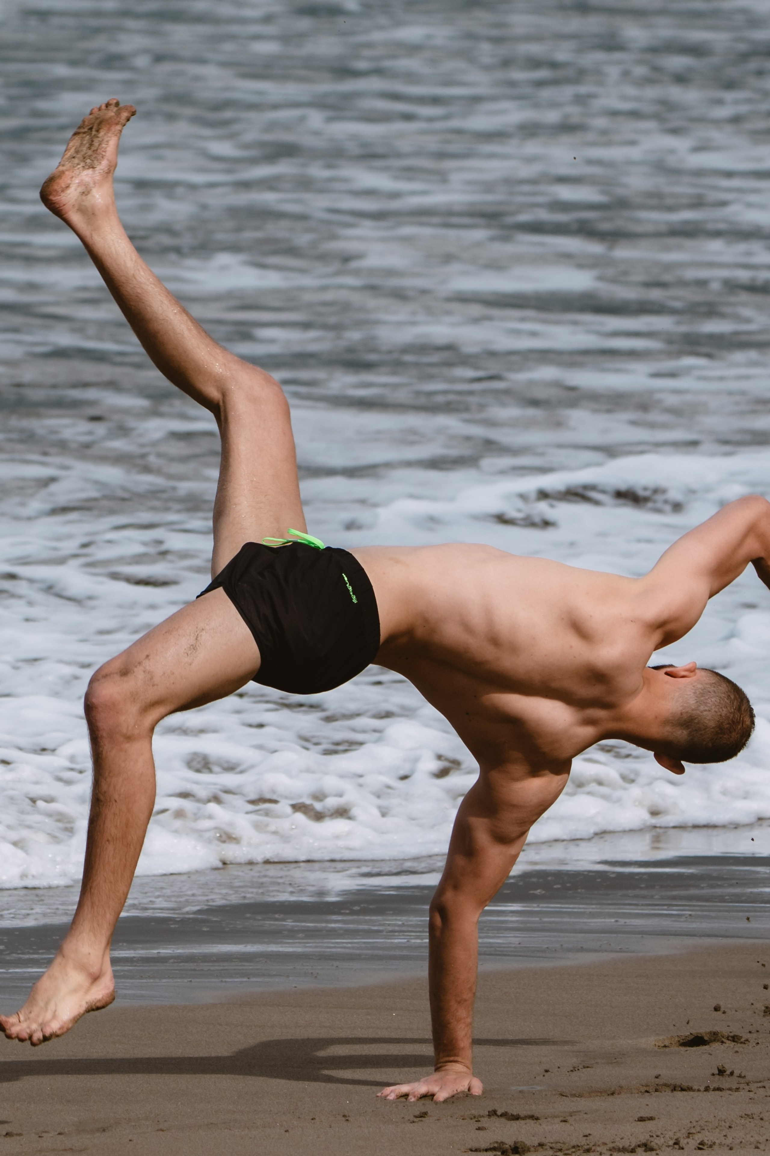 Mixed martial artists having fun surfing at the ocean in between training sessions. Коммьюнити фотограф, Москва, Сергей Зворыгин