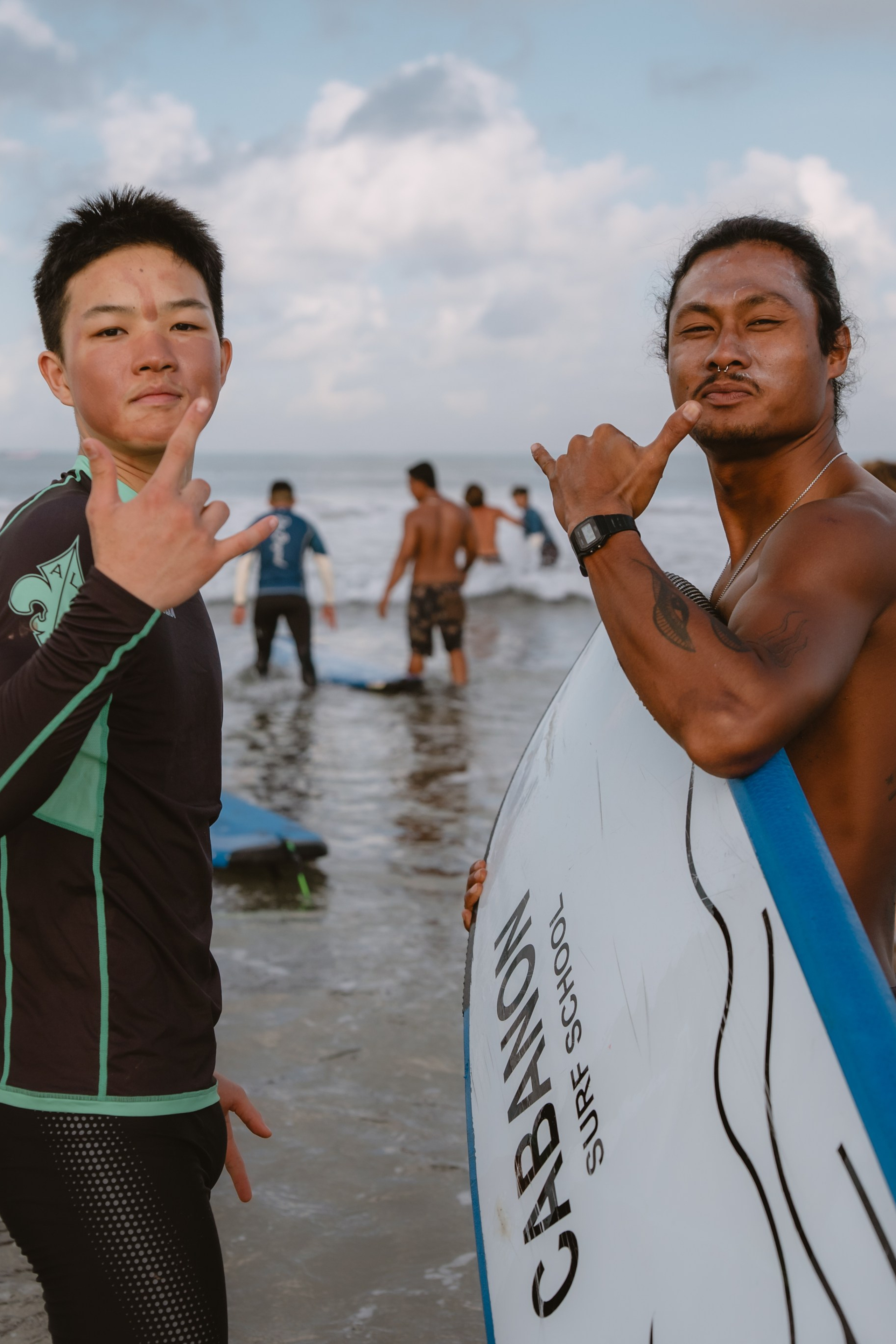 Mixed martial artists having fun surfing at the ocean in between training sessions. Коммьюнити фотограф, Москва, Сергей Зворыгин
