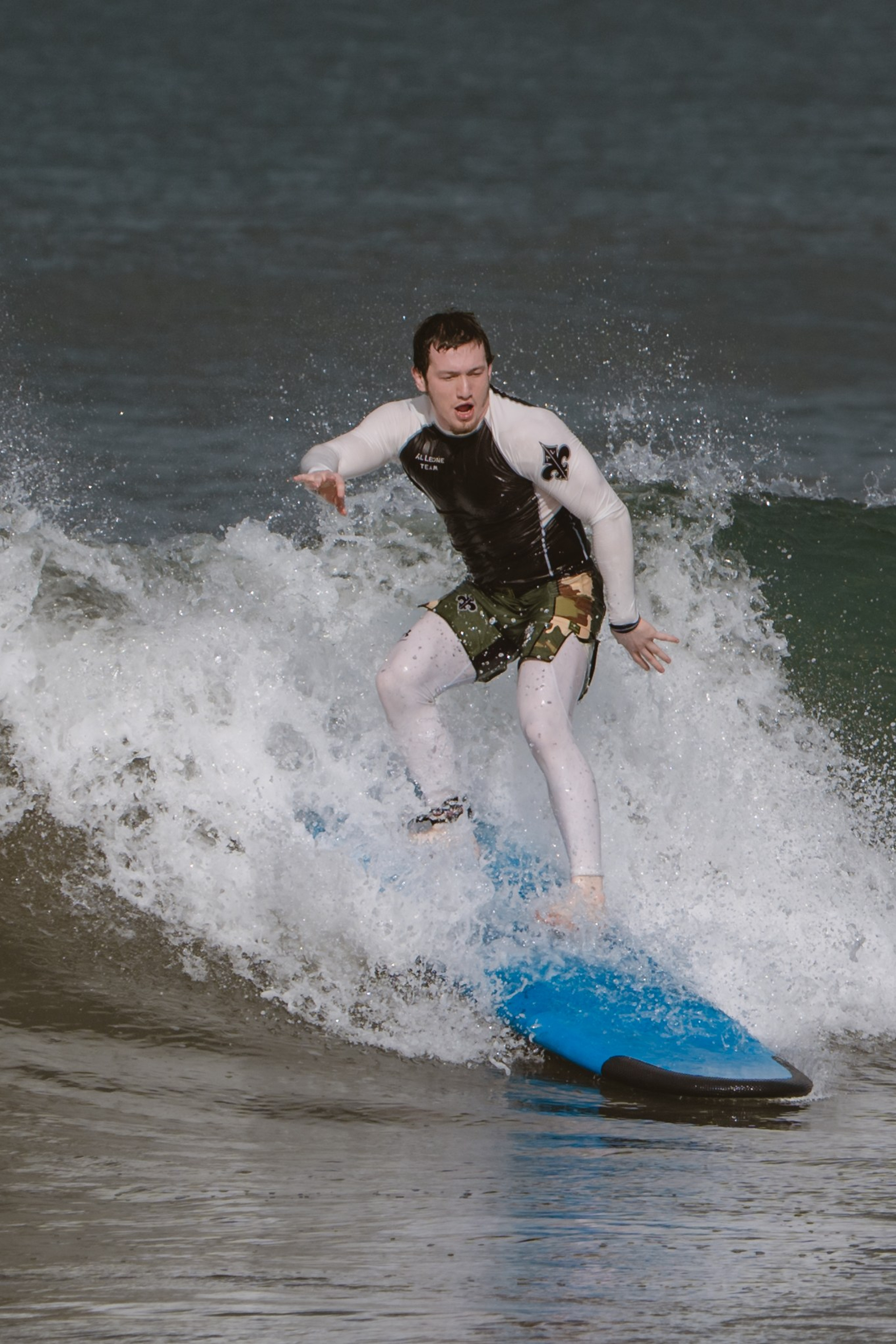 Mixed martial artists having fun surfing at the ocean in between training sessions. Коммьюнити фотограф, Москва, Сергей Зворыгин
