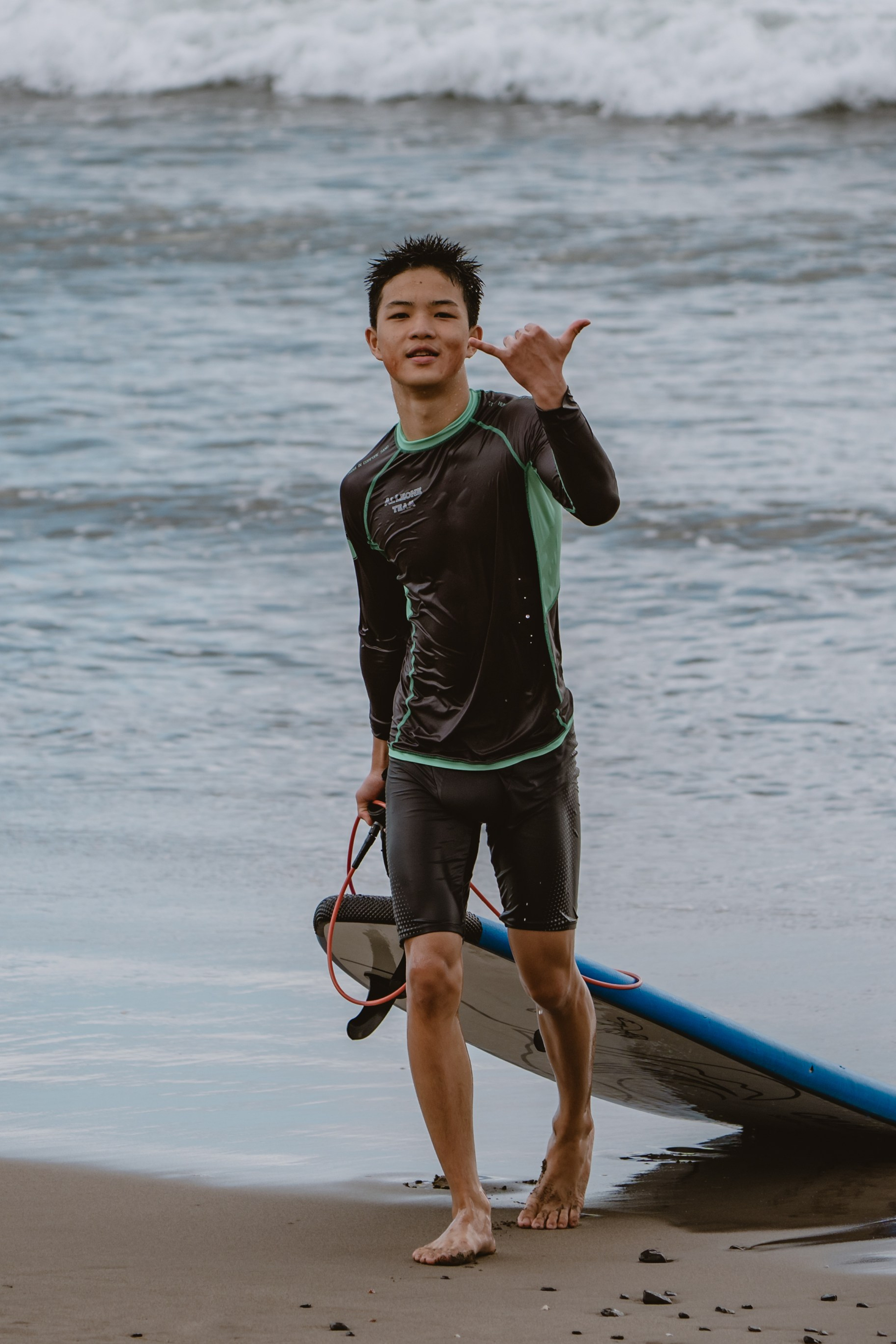 Mixed martial artists having fun surfing at the ocean in between training sessions. Коммьюнити фотограф, Москва, Сергей Зворыгин