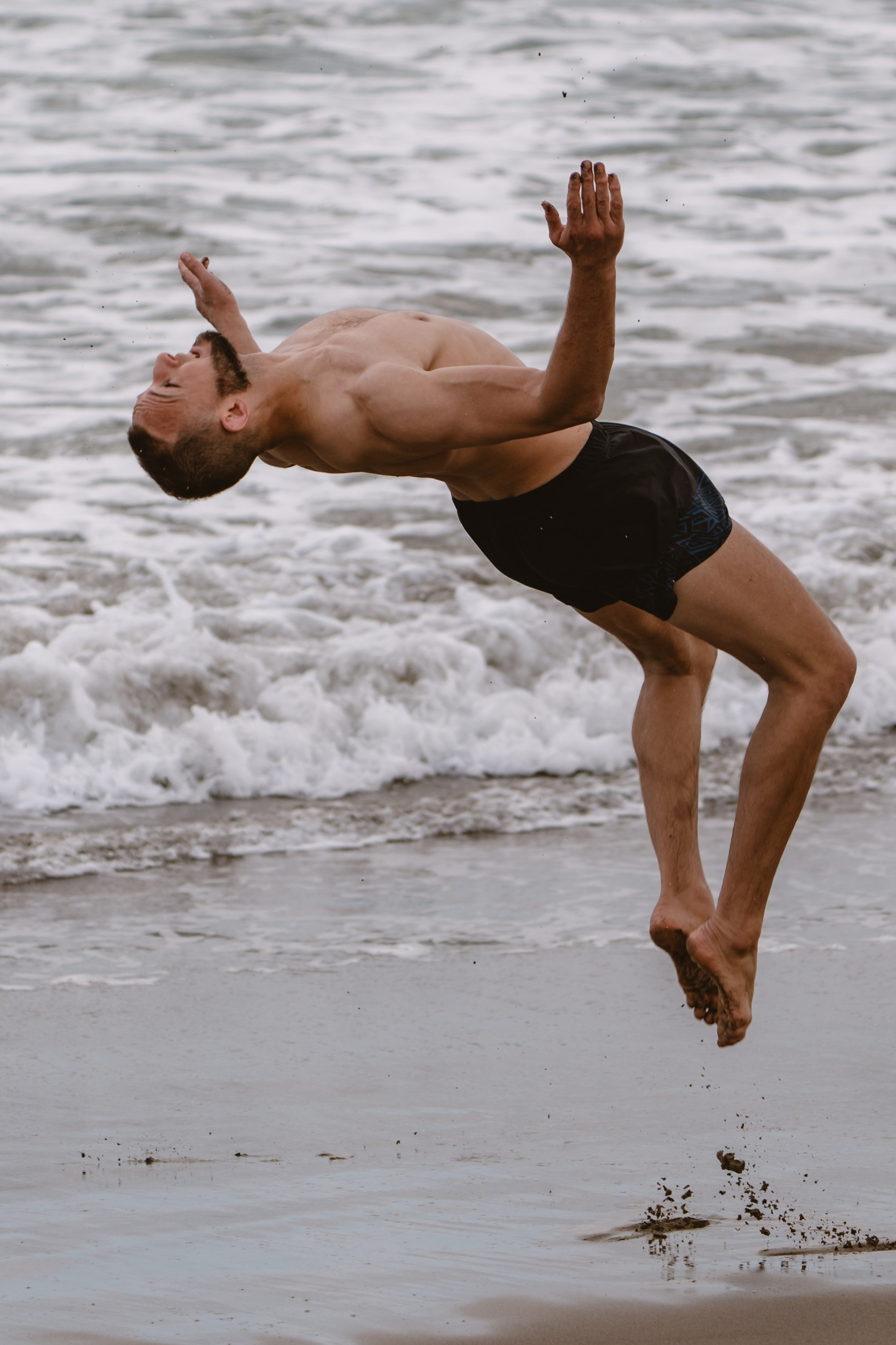 Mixed martial artists having fun surfing at the ocean in between training sessions. Коммьюнити фотограф, Москва, Сергей Зворыгин