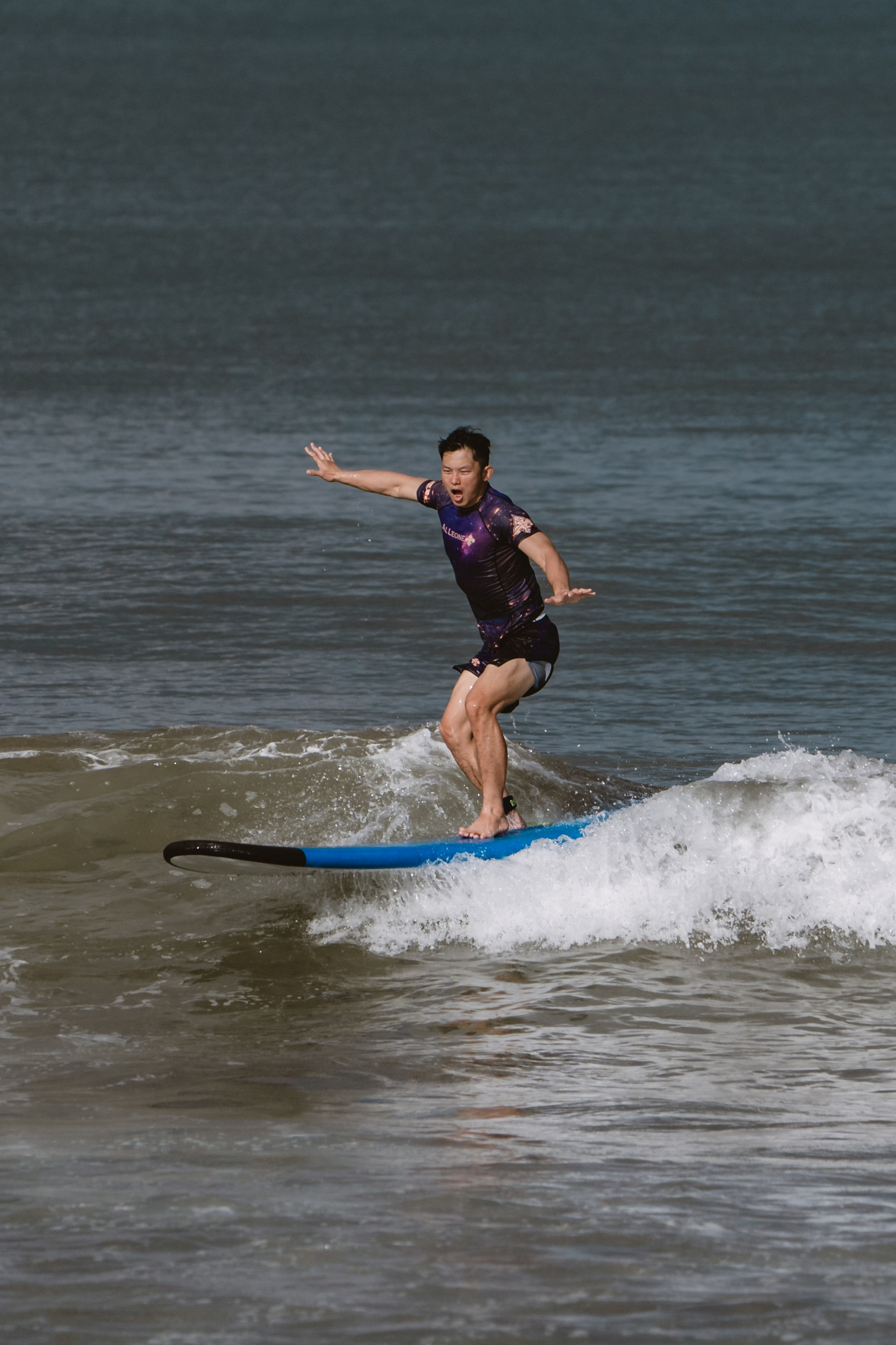 Mixed martial artists having fun surfing at the ocean in between training sessions. Коммьюнити фотограф, Москва, Сергей Зворыгин