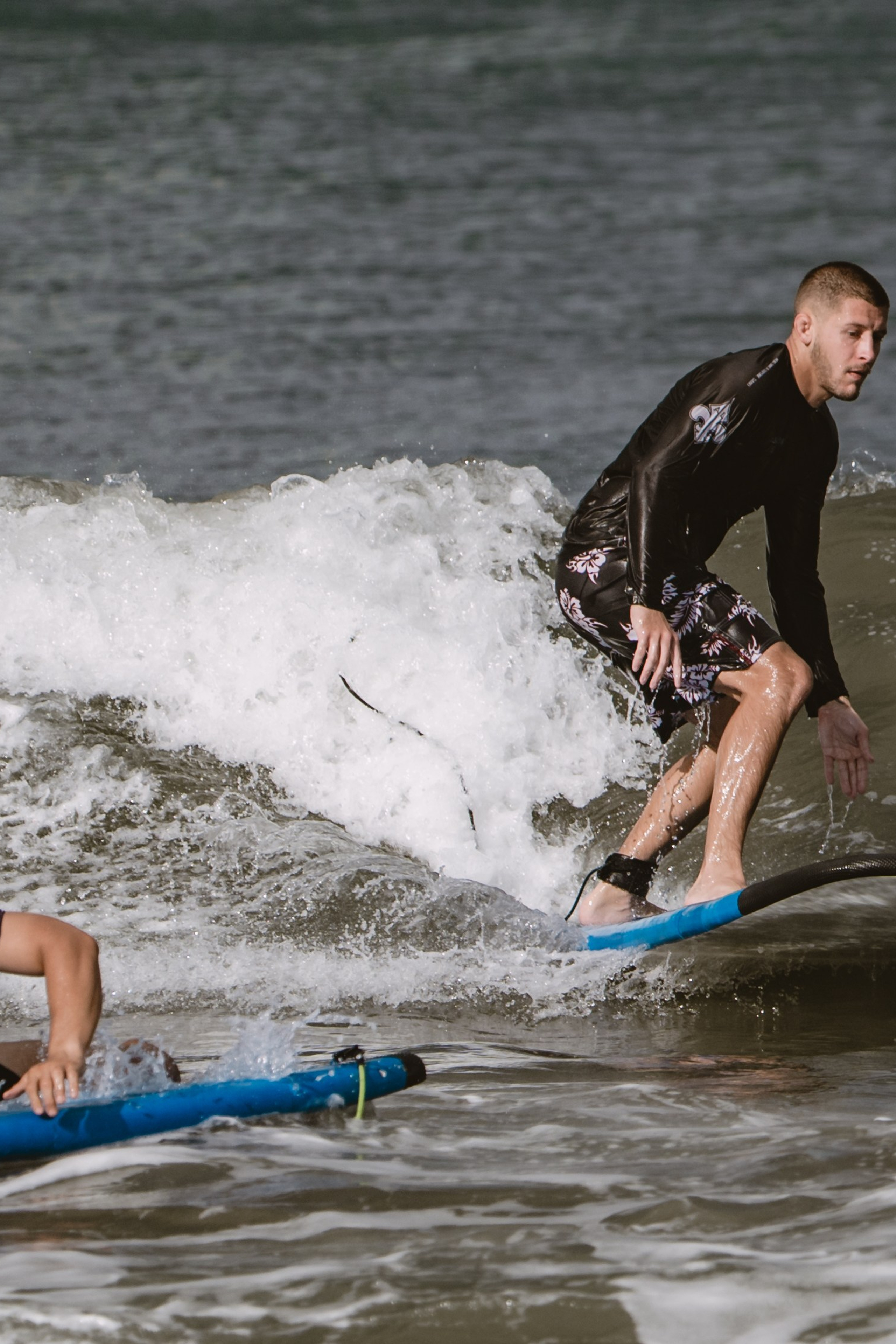 Mixed martial artists having fun surfing at the ocean in between training sessions. Коммьюнити фотограф, Москва, Сергей Зворыгин