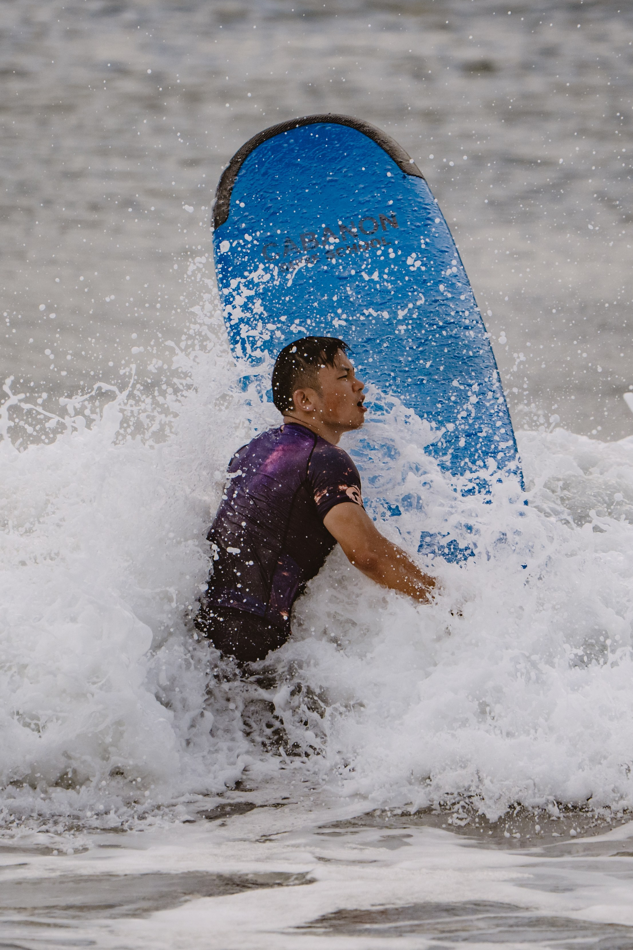 Mixed martial artists having fun surfing at the ocean in between training sessions. Коммьюнити фотограф, Москва, Сергей Зворыгин