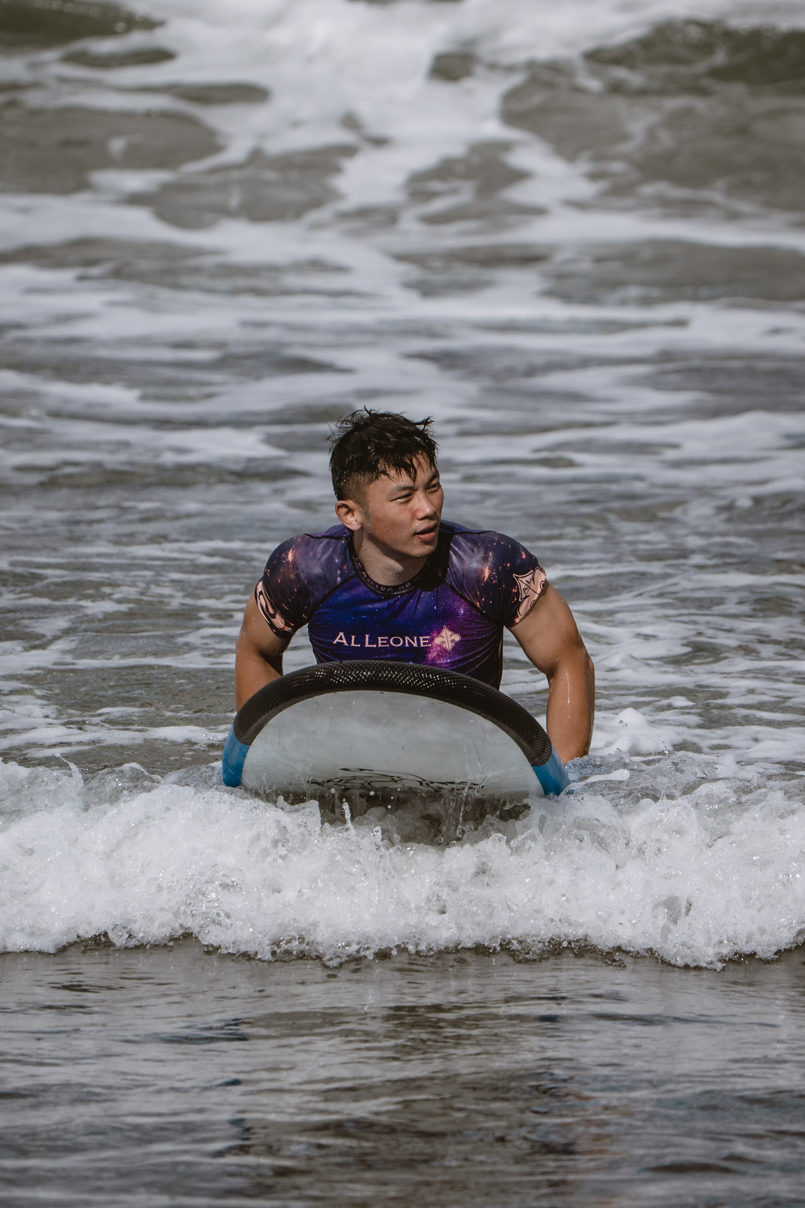 Mixed martial artists having fun surfing at the ocean in between training sessions. Коммьюнити фотограф, Москва, Сергей Зворыгин