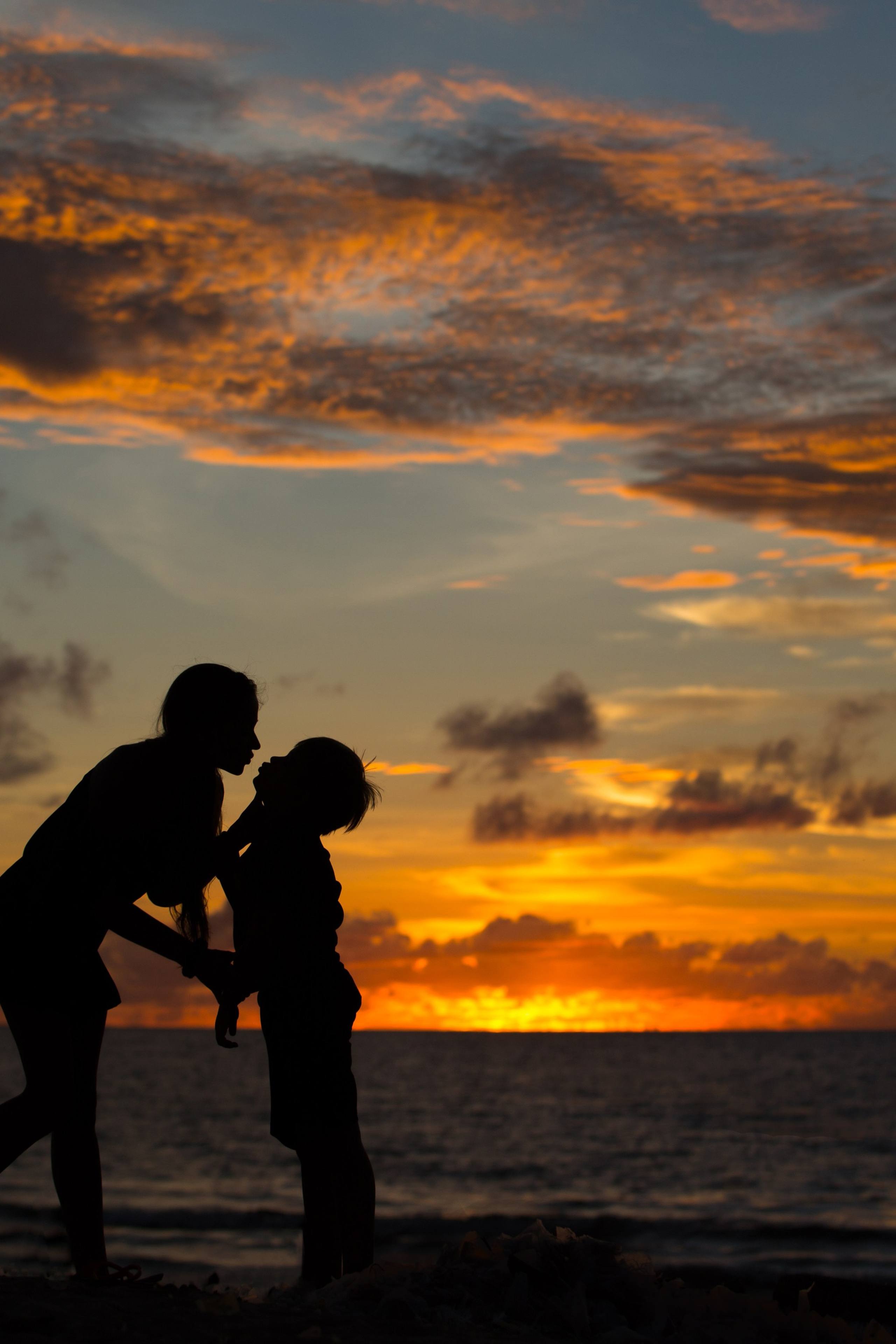 Jeux au coucher du soleil. Photographe professionnelle de la ville d’Auxerre - Ekaterina Mathieu