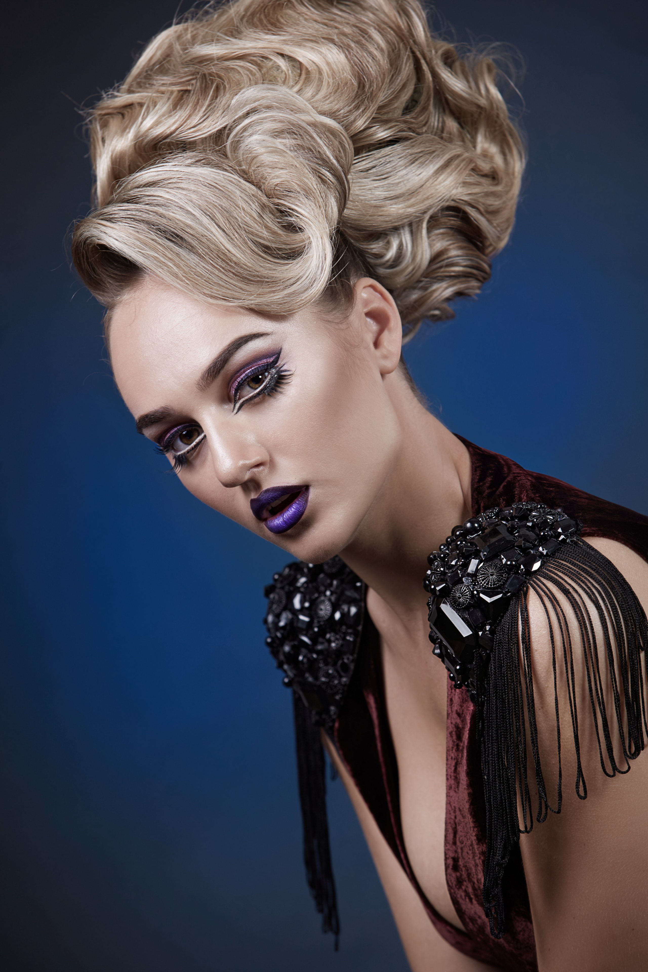 Avec des fleurs. Séance photo en studio. Photographe professionnelle de la ville d’Auxerre - Ekaterina Mathieu