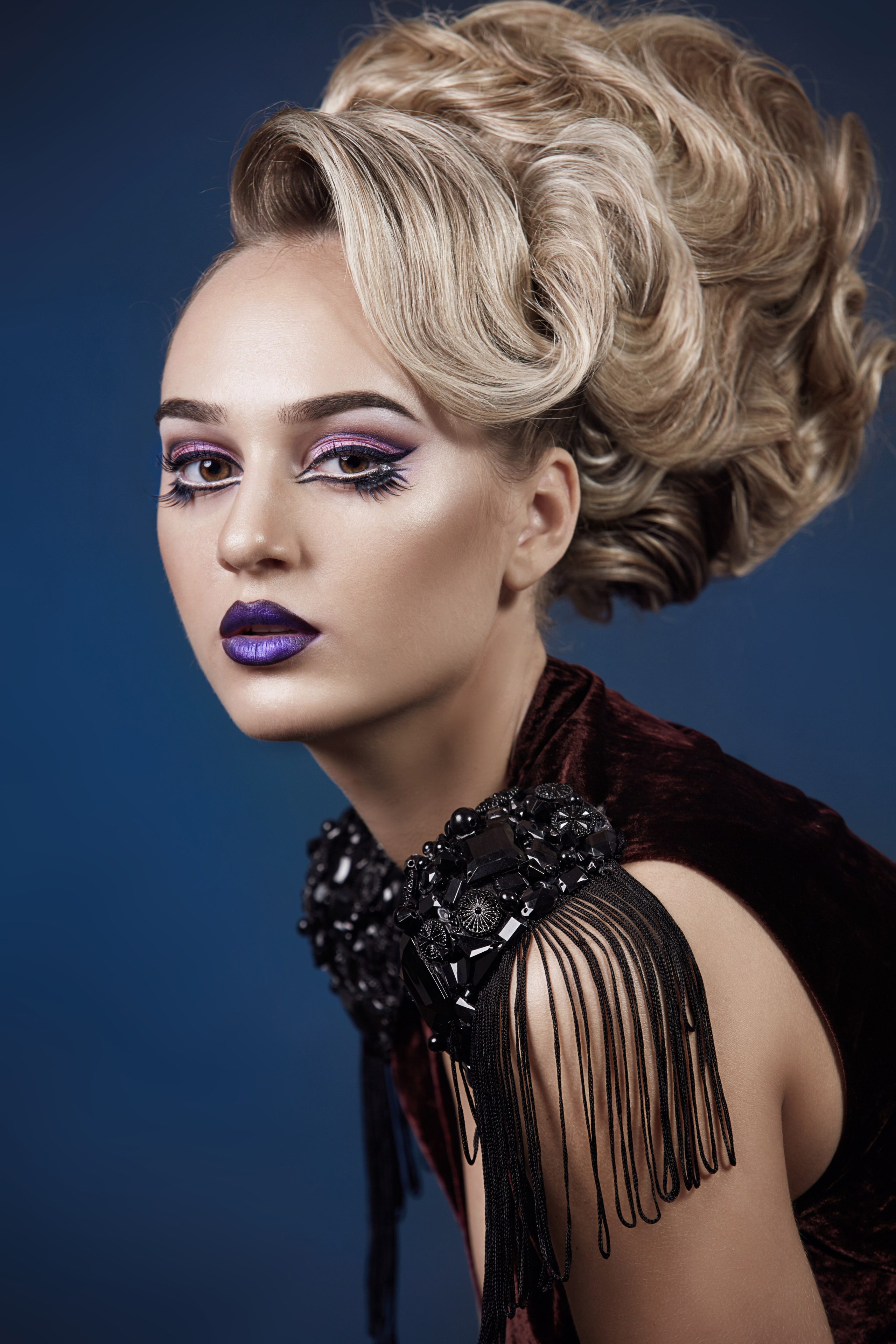 Avec des fleurs. Séance photo en studio. Photographe professionnelle de la ville d’Auxerre - Ekaterina Mathieu
