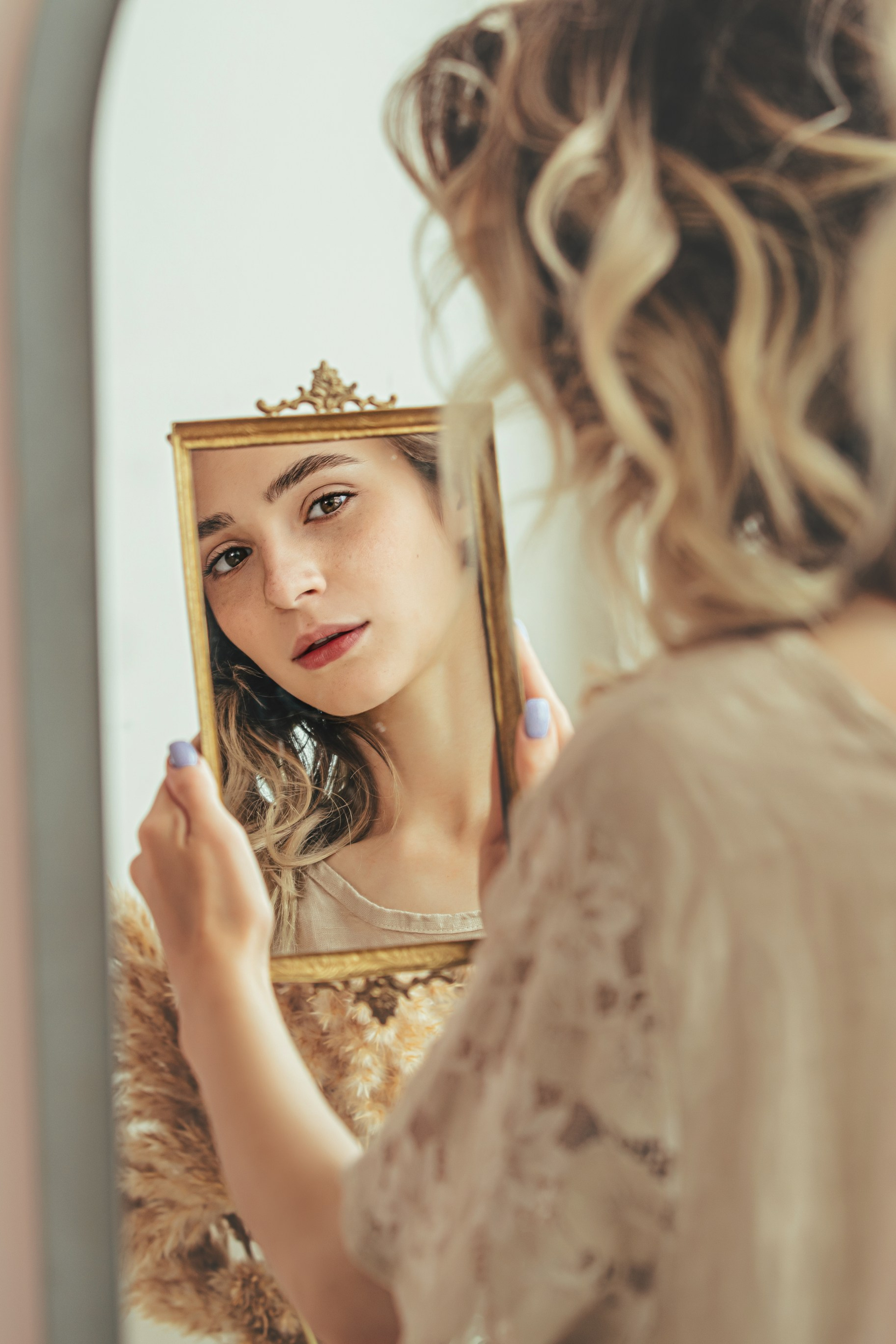 Charme doux: Séance photo conceptuelle en tons beige. Photographe professionnelle de la ville d’Auxerre - Ekaterina Mathieu