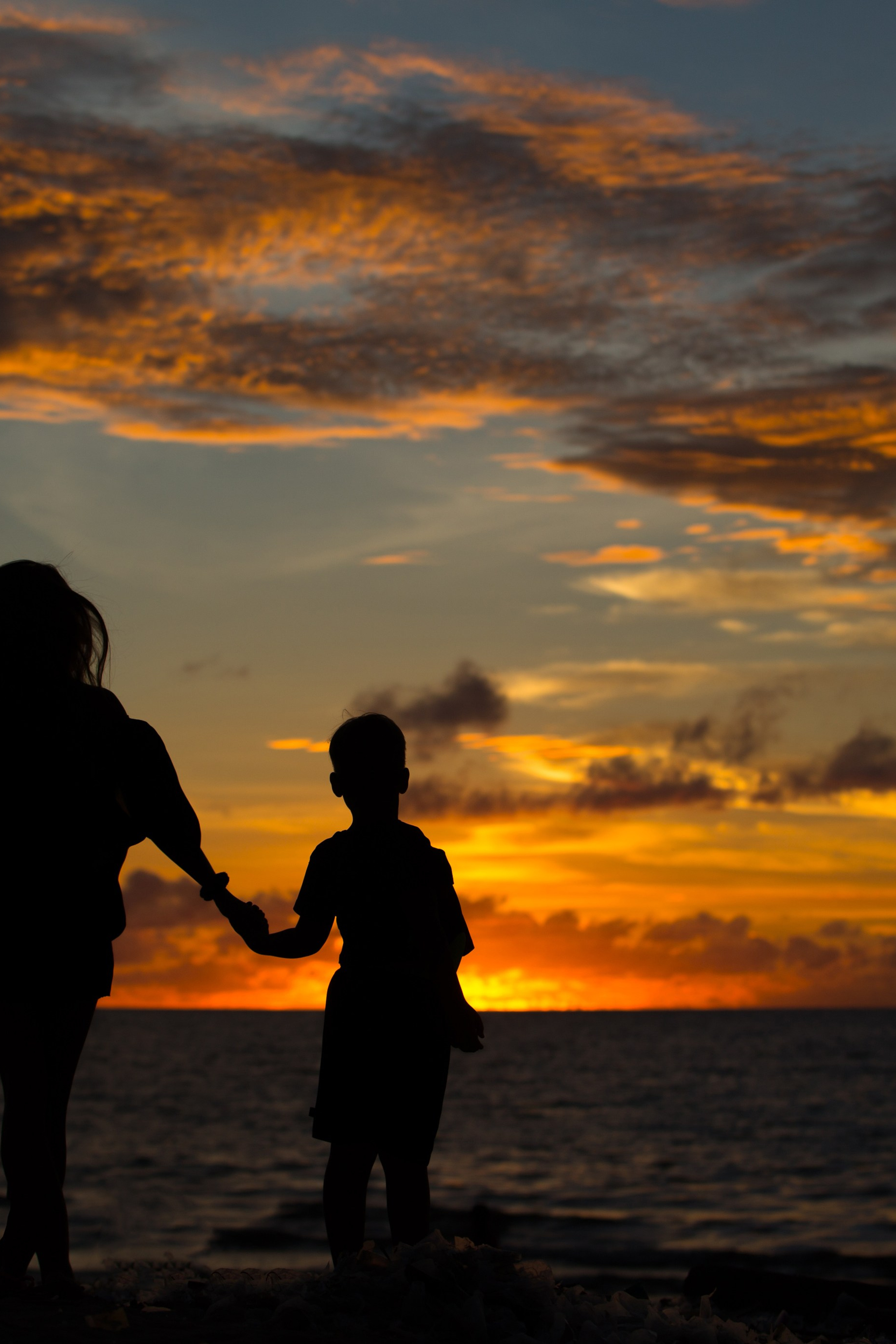 Jeux au coucher du soleil. Photographe professionnelle de la ville d’Auxerre - Ekaterina Mathieu