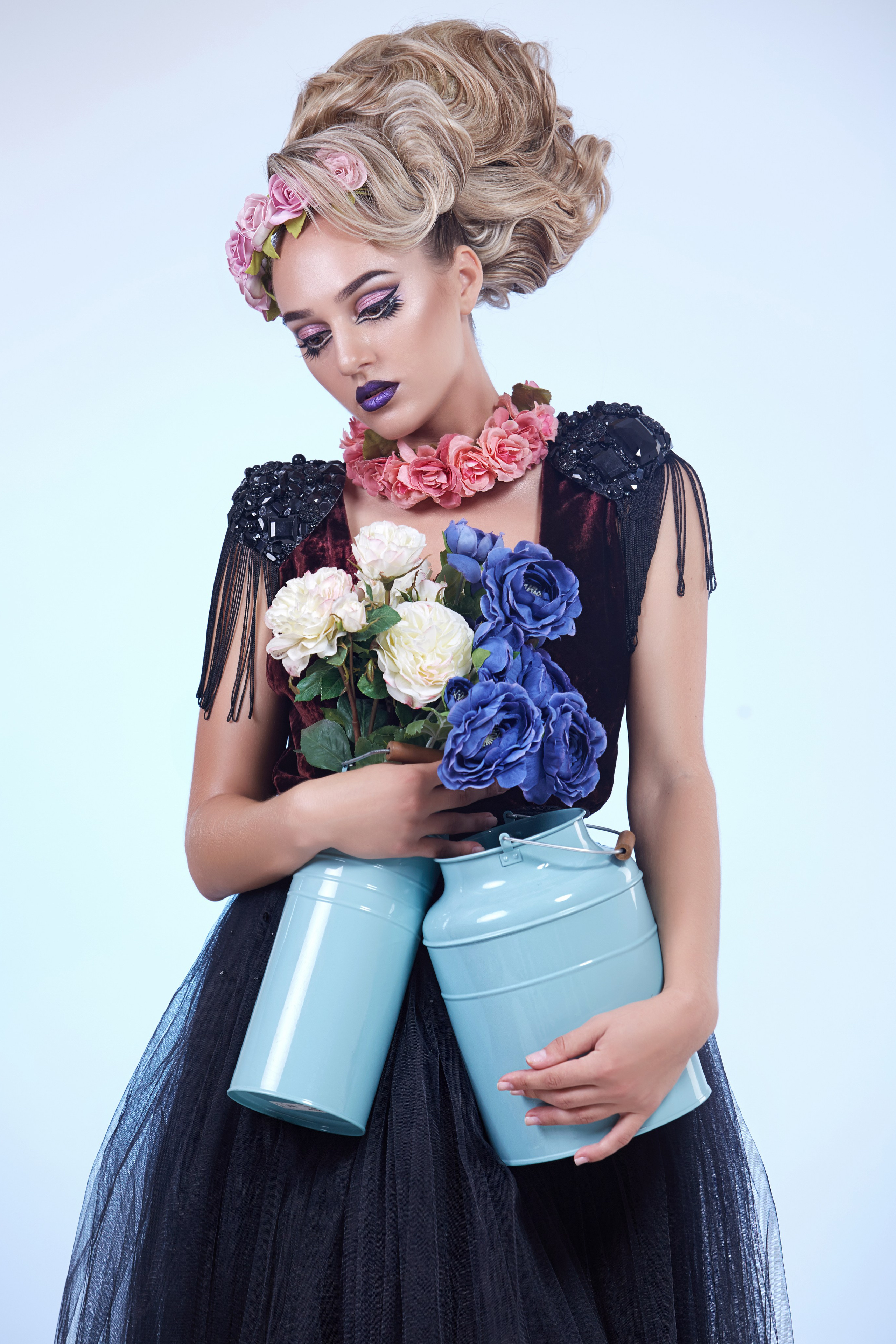 Avec des fleurs. Séance photo en studio. Photographe professionnelle de la ville d’Auxerre - Ekaterina Mathieu