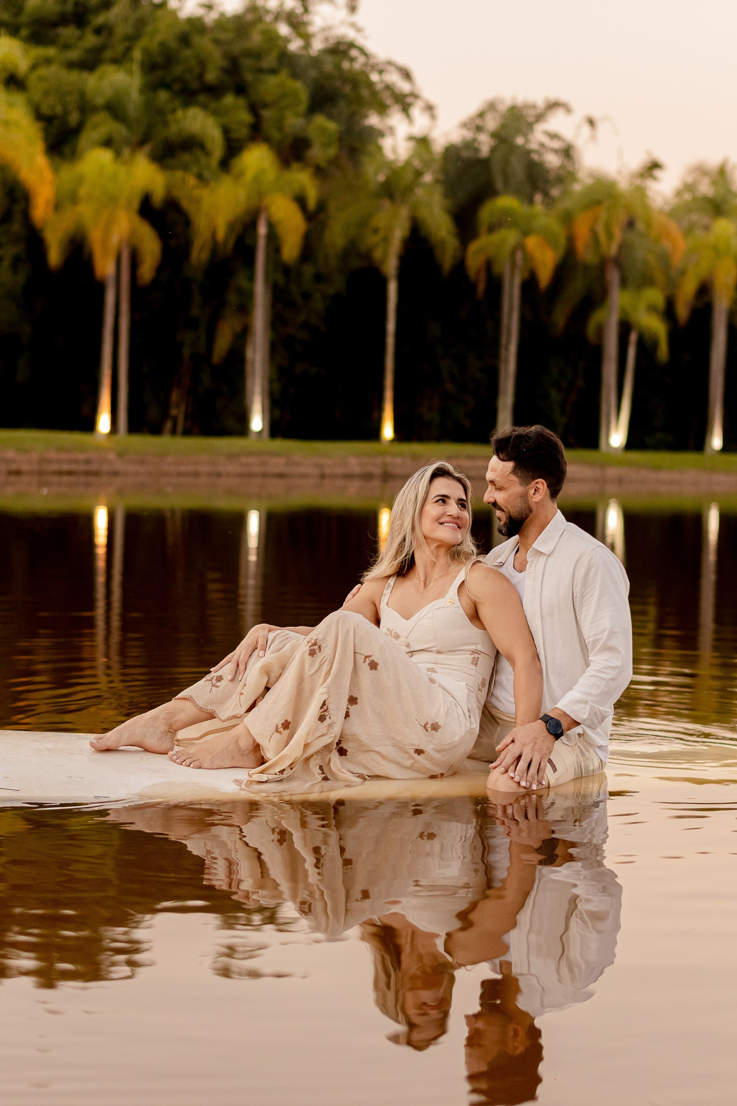 Ensaio Pré-Wedding no Interior Paulista com Lago, Areia e Pôr do Sol | Studio Melk. Foto e Video Studio Melk
