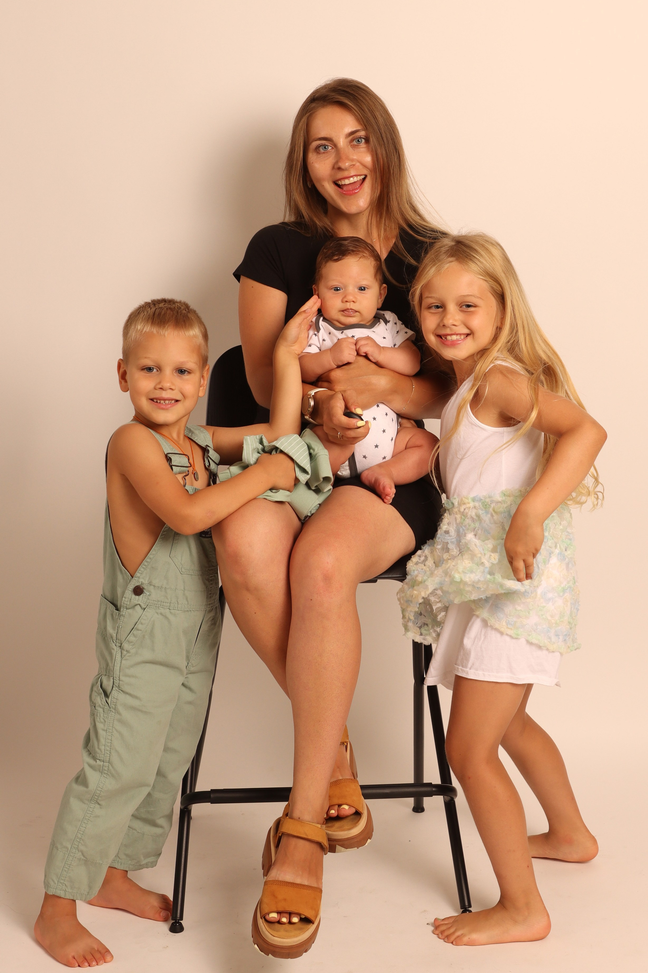 GALLERY IN SHOOT IT YOURSELF. SHOOT IT YOURSELF — SELF PORTRAIT STUDIO IN CHICAGO