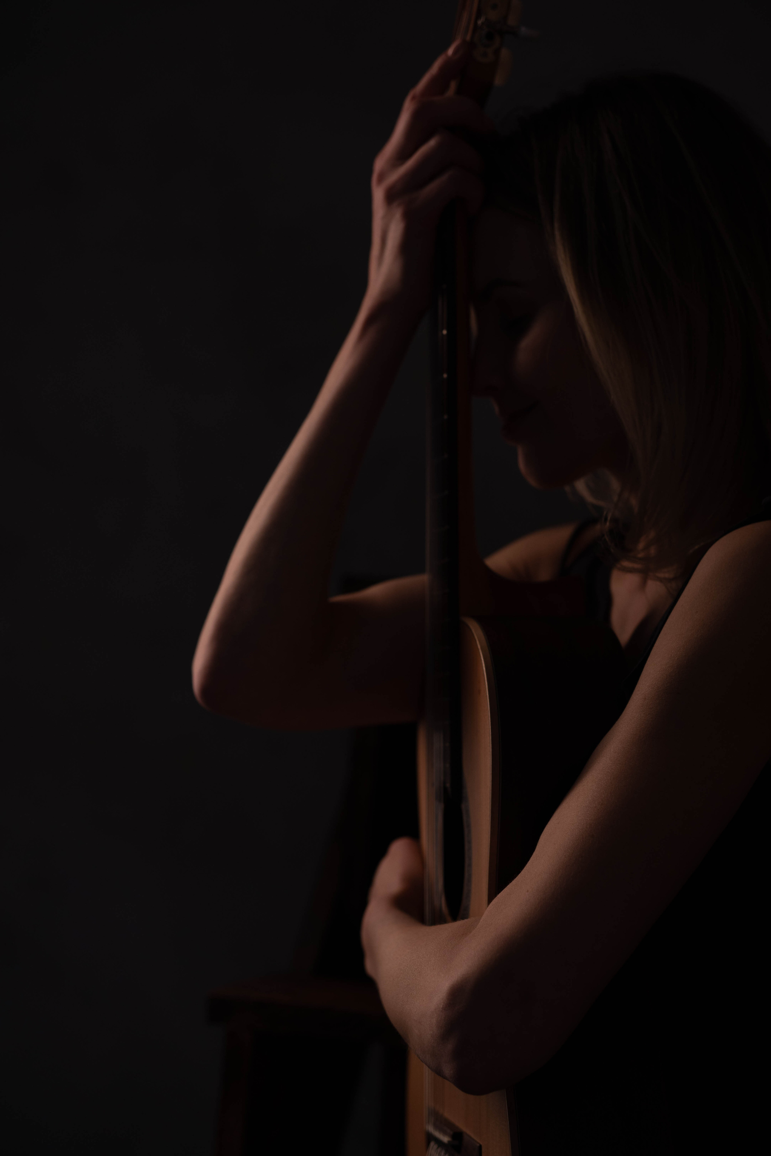 Студийная фотосъемка с гитарой