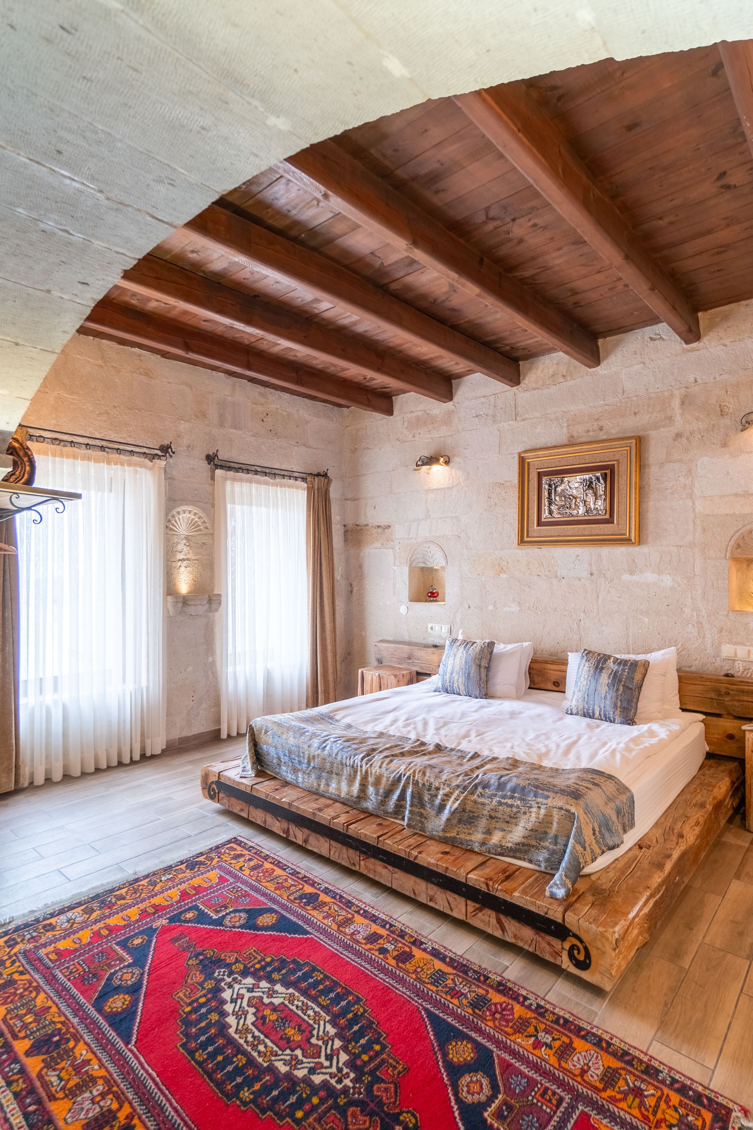 Divan Cave Hotel. Kovalski Production