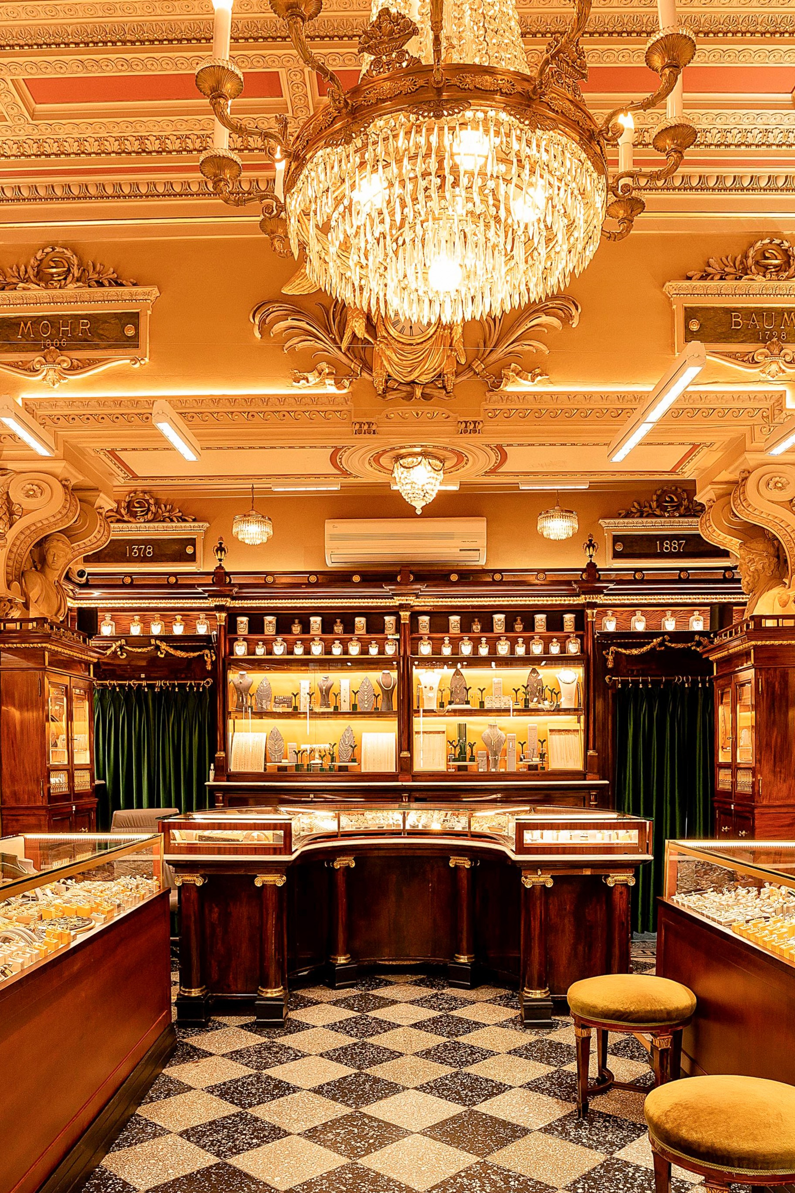 Interior photos for “Diamor Diamond”