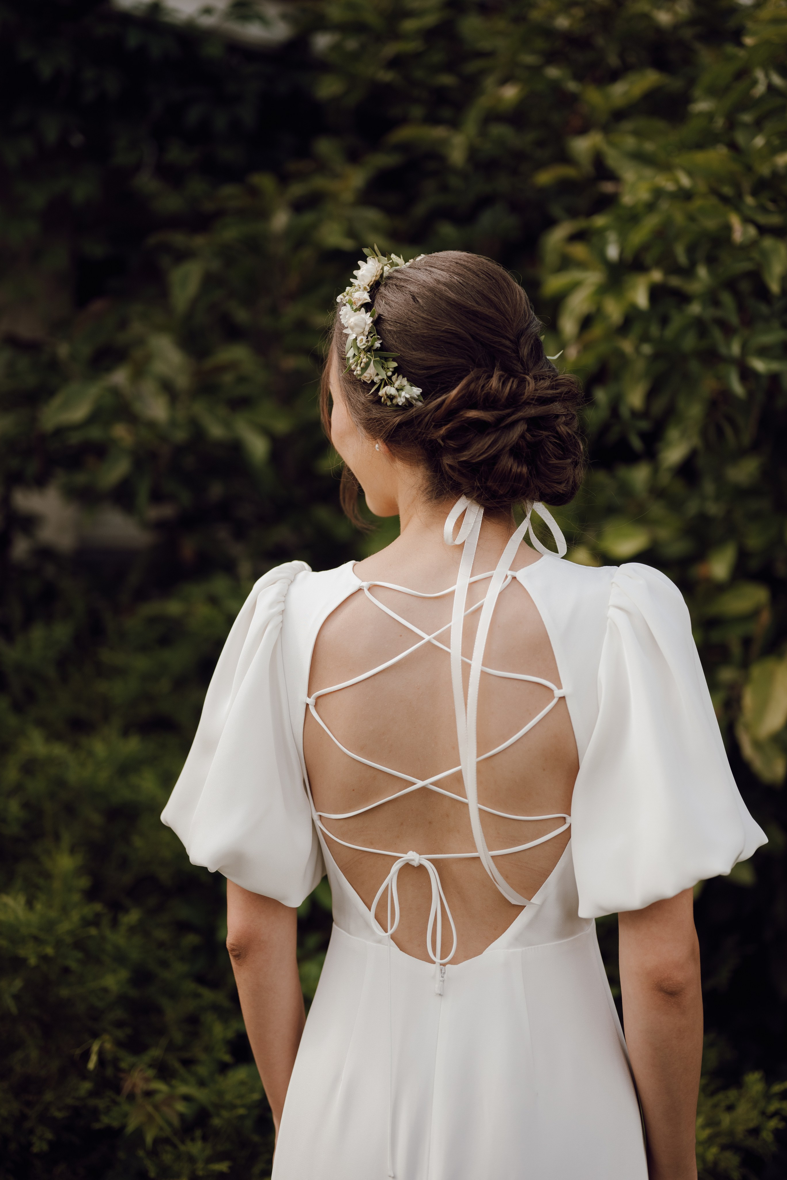 Panna młoda od tyłu w sukni z koronkowym tyłem – stylowa fotografia ślubna, Poznań.