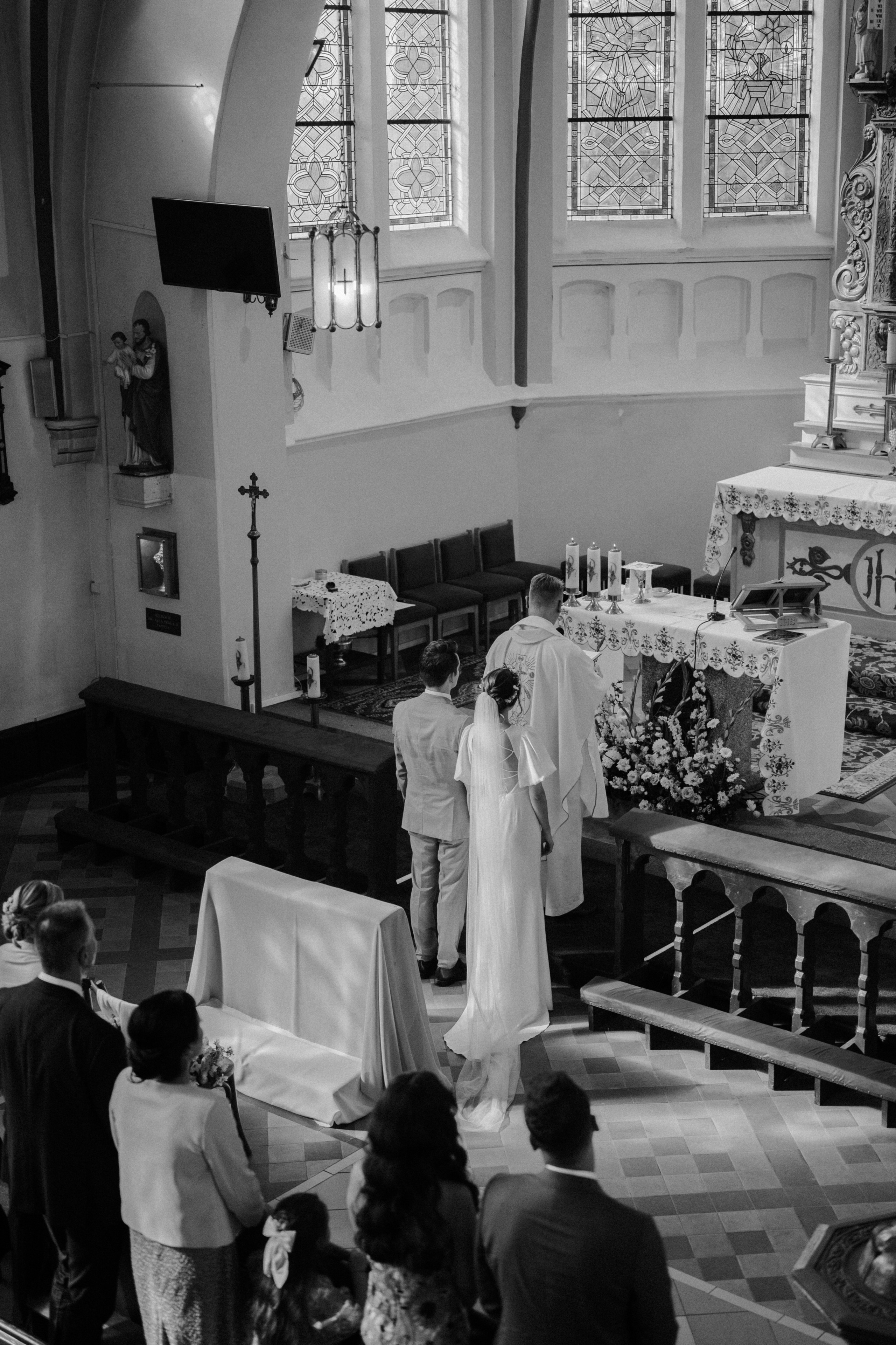 Ceremonia ślubna w kościele – klasyczne ujęcie w czerni i bieli, fotograf ślubny Poznań.