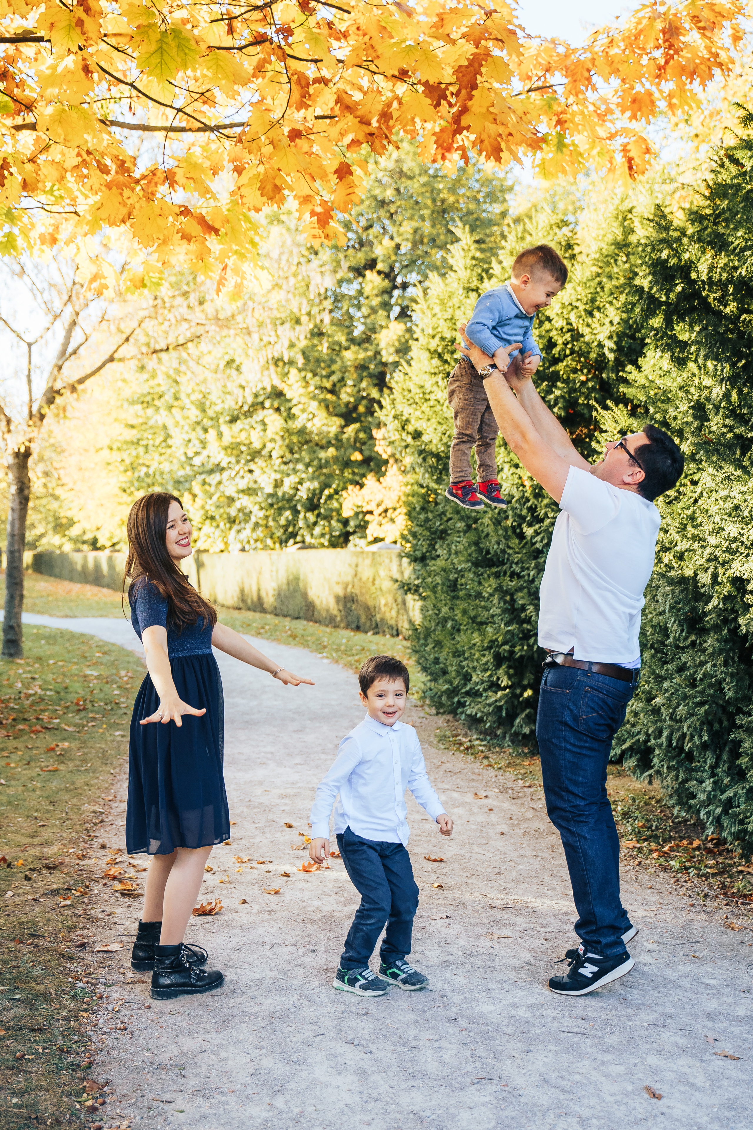 Family walking. Photographer in London Daria Agafonova