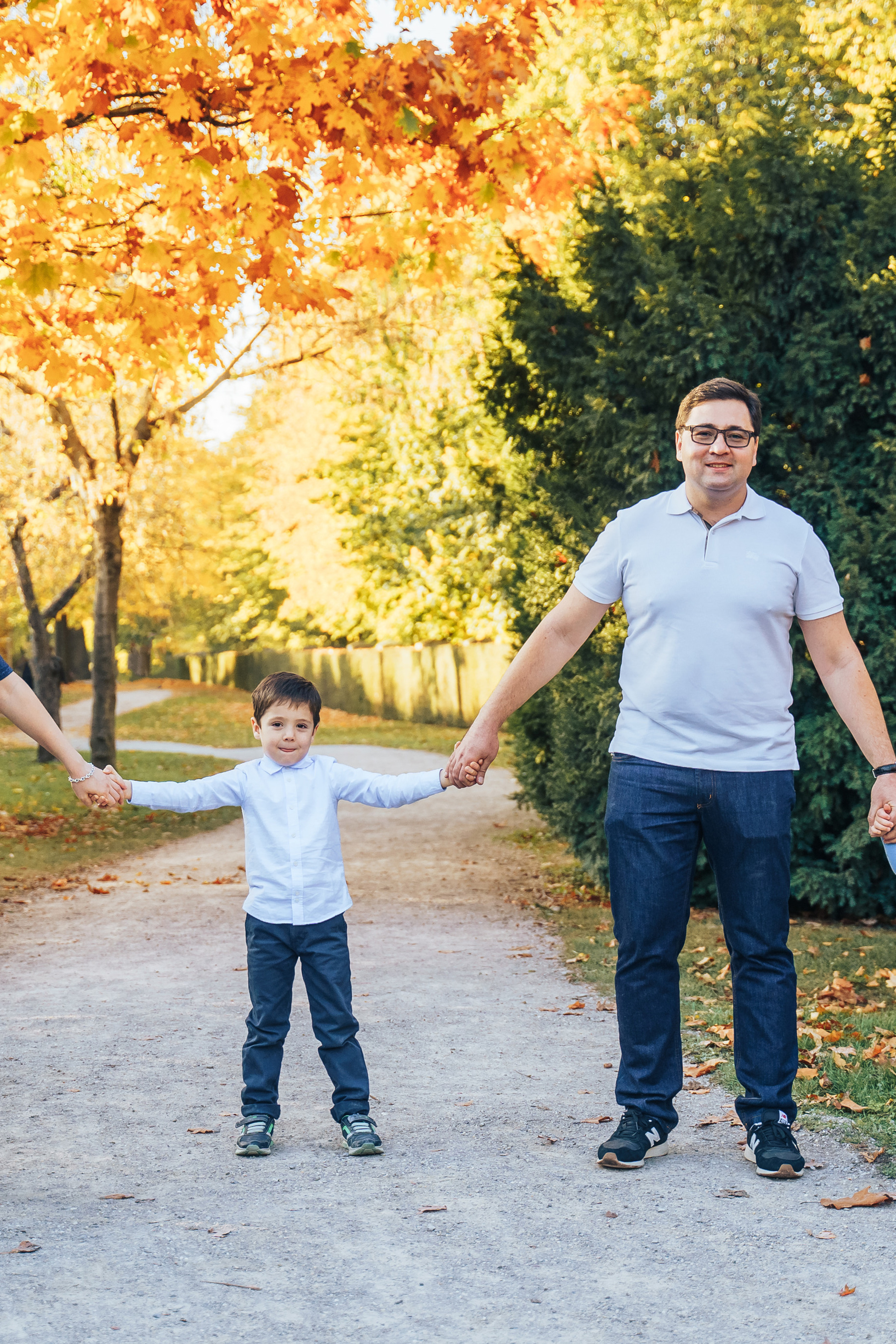Family walking. Photographer in London Daria Agafonova
