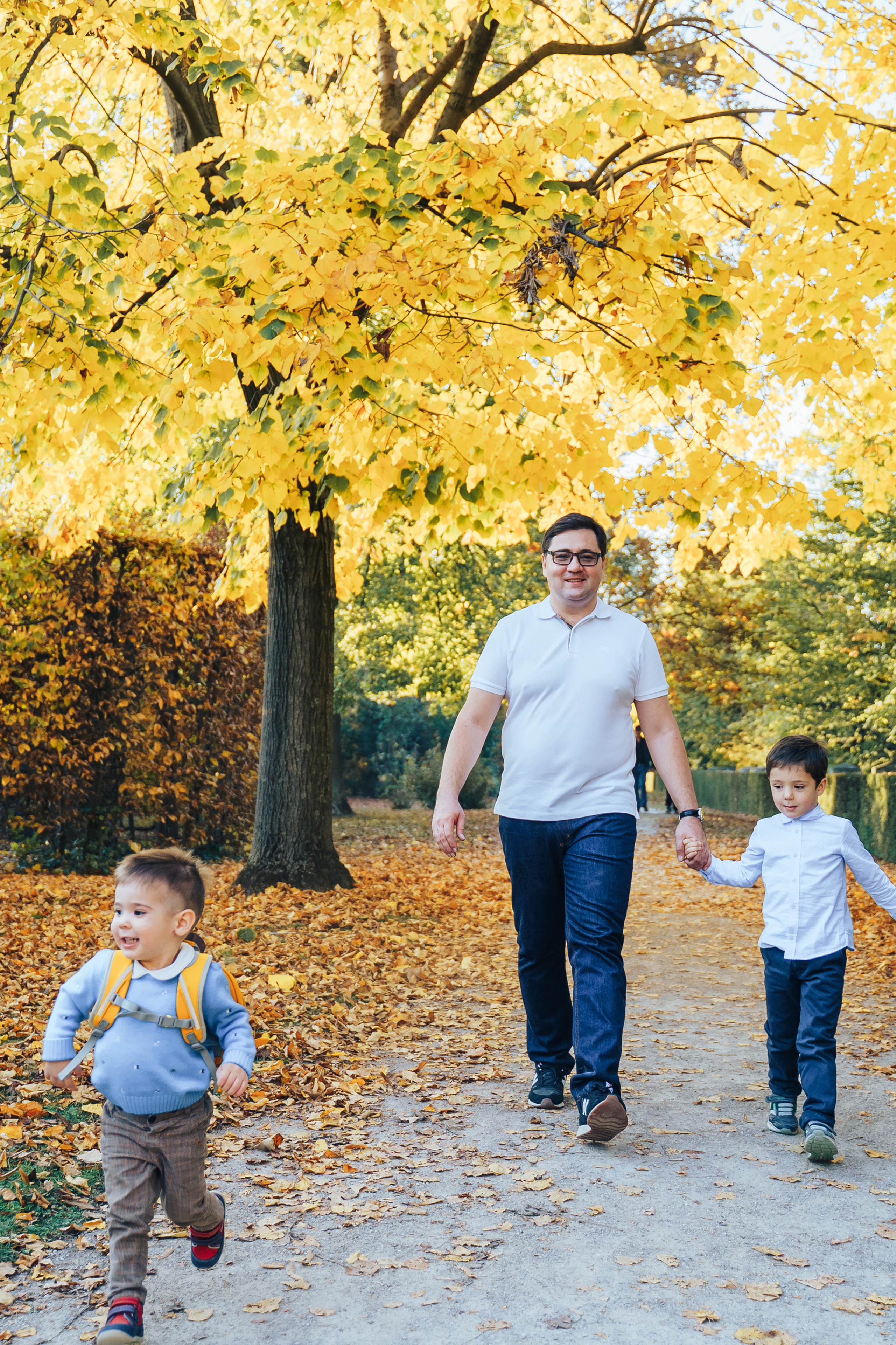Family walking. Photographer in London Daria Agafonova