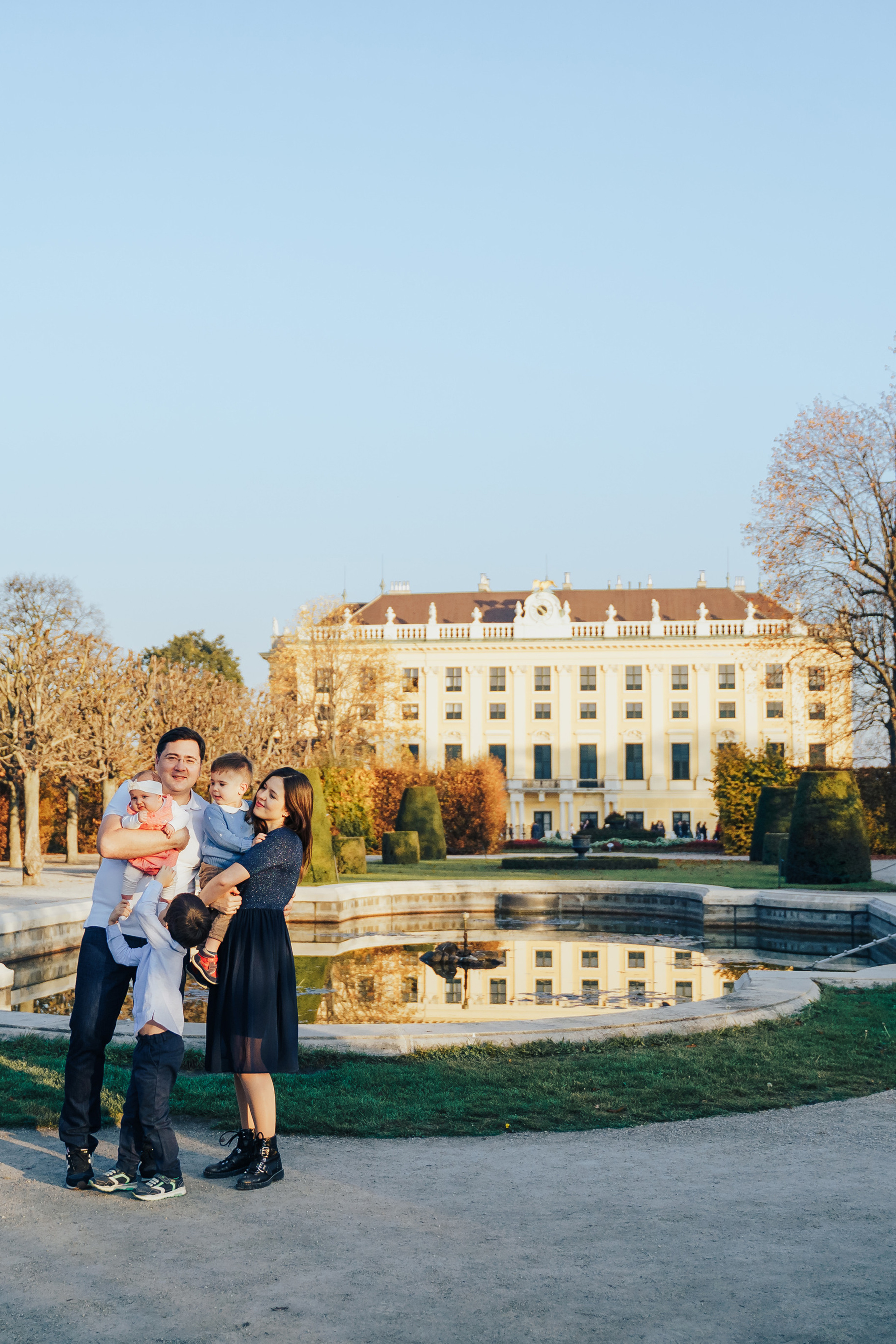 Family walking. Photographer in London Daria Agafonova