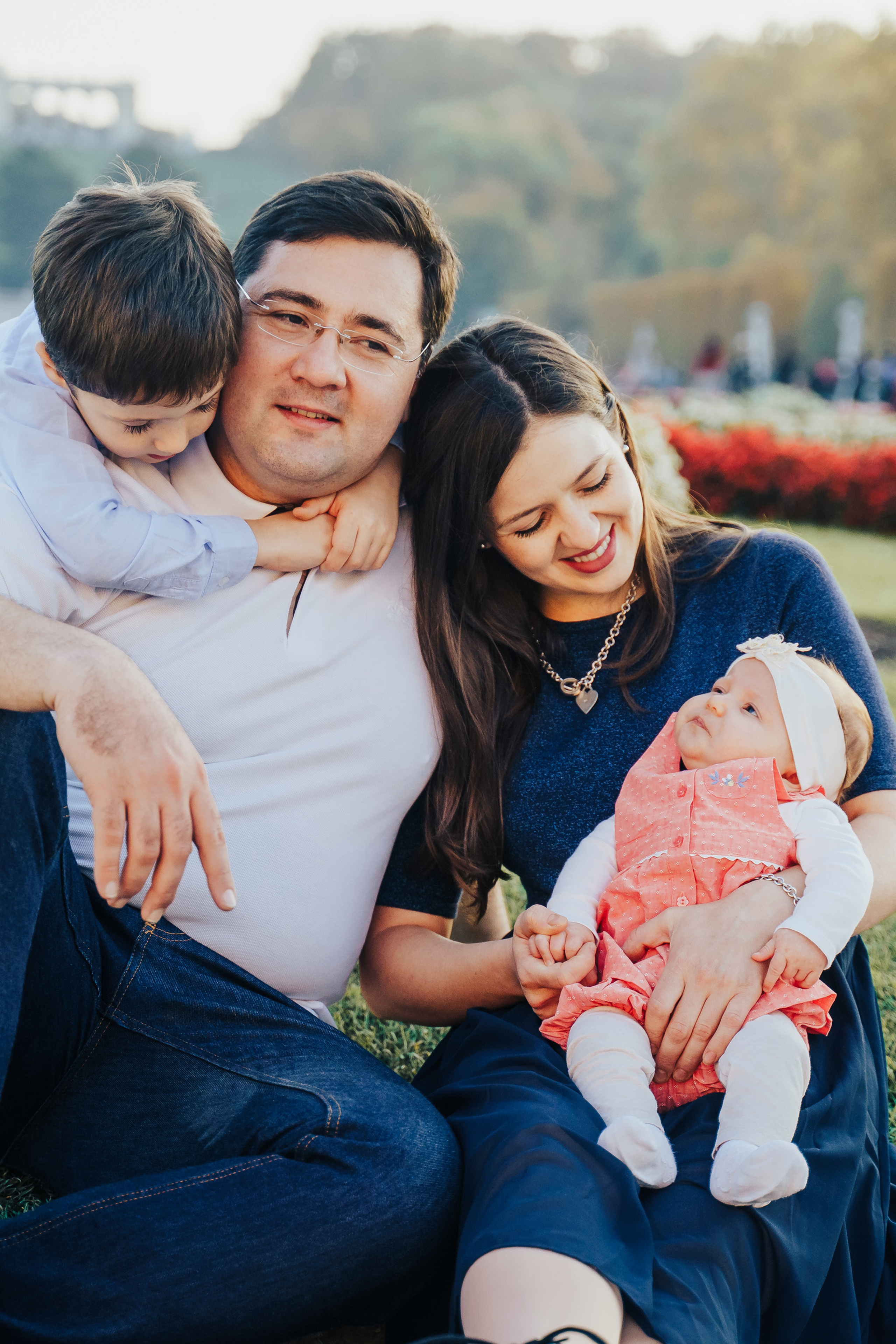 Family walking. Photographer in London Daria Agafonova
