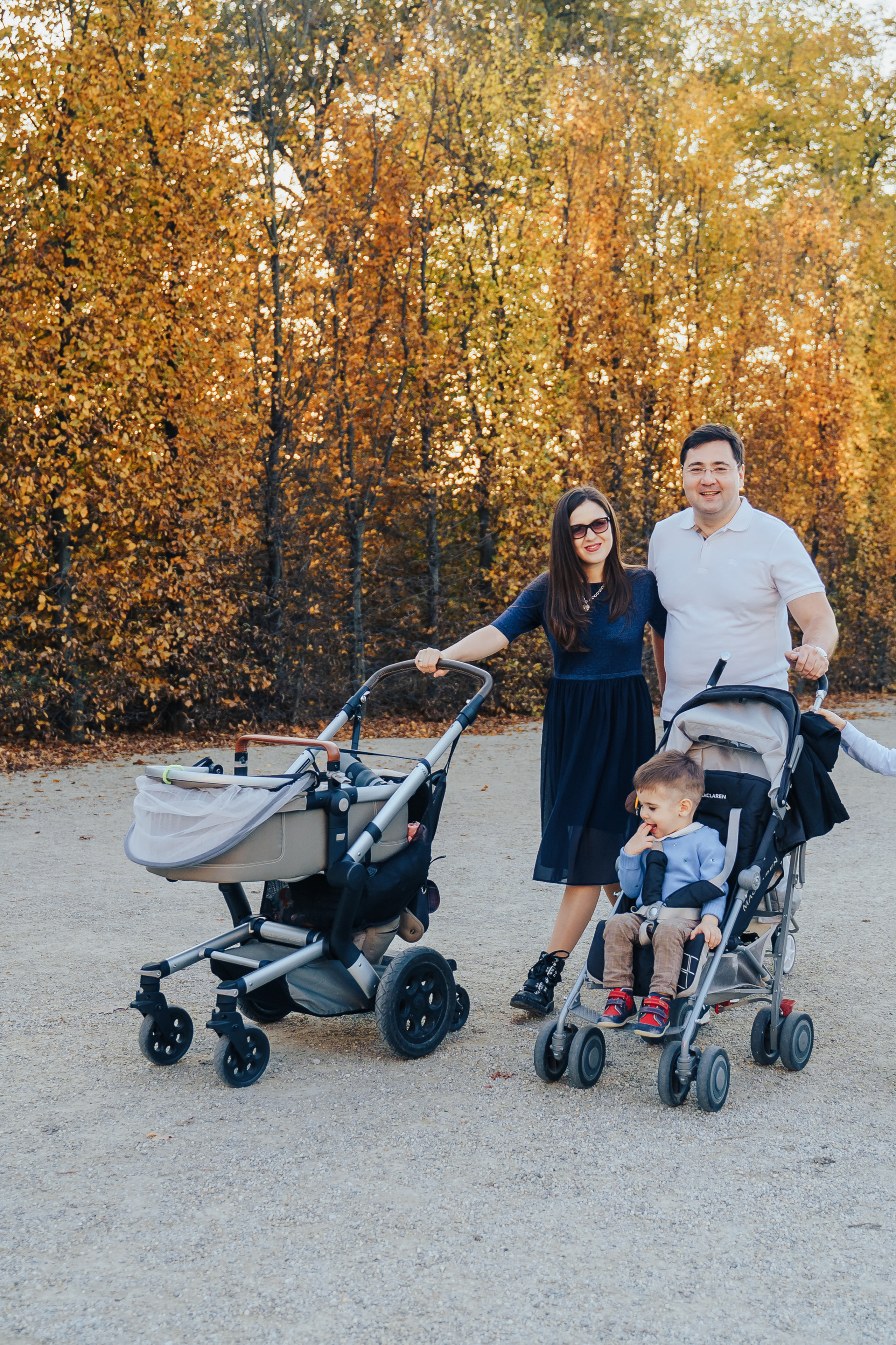 Family walking. Photographer in London Daria Agafonova