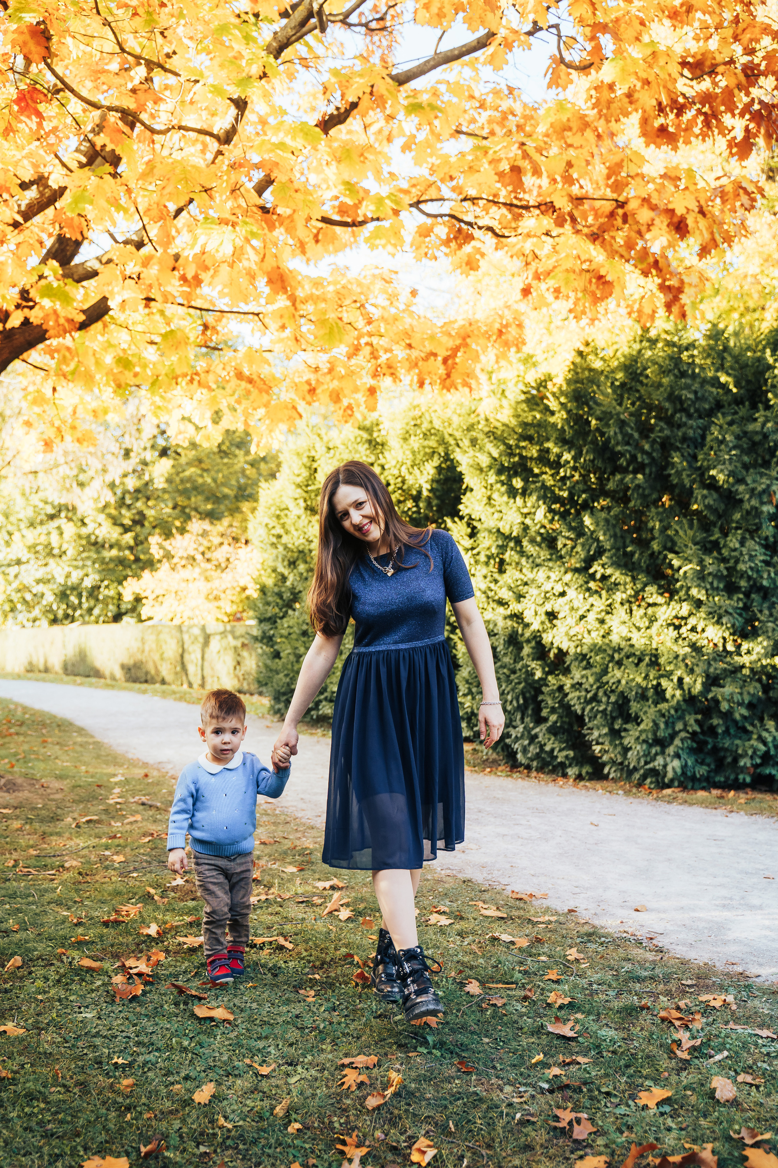 Family walking. Photographer in London Daria Agafonova