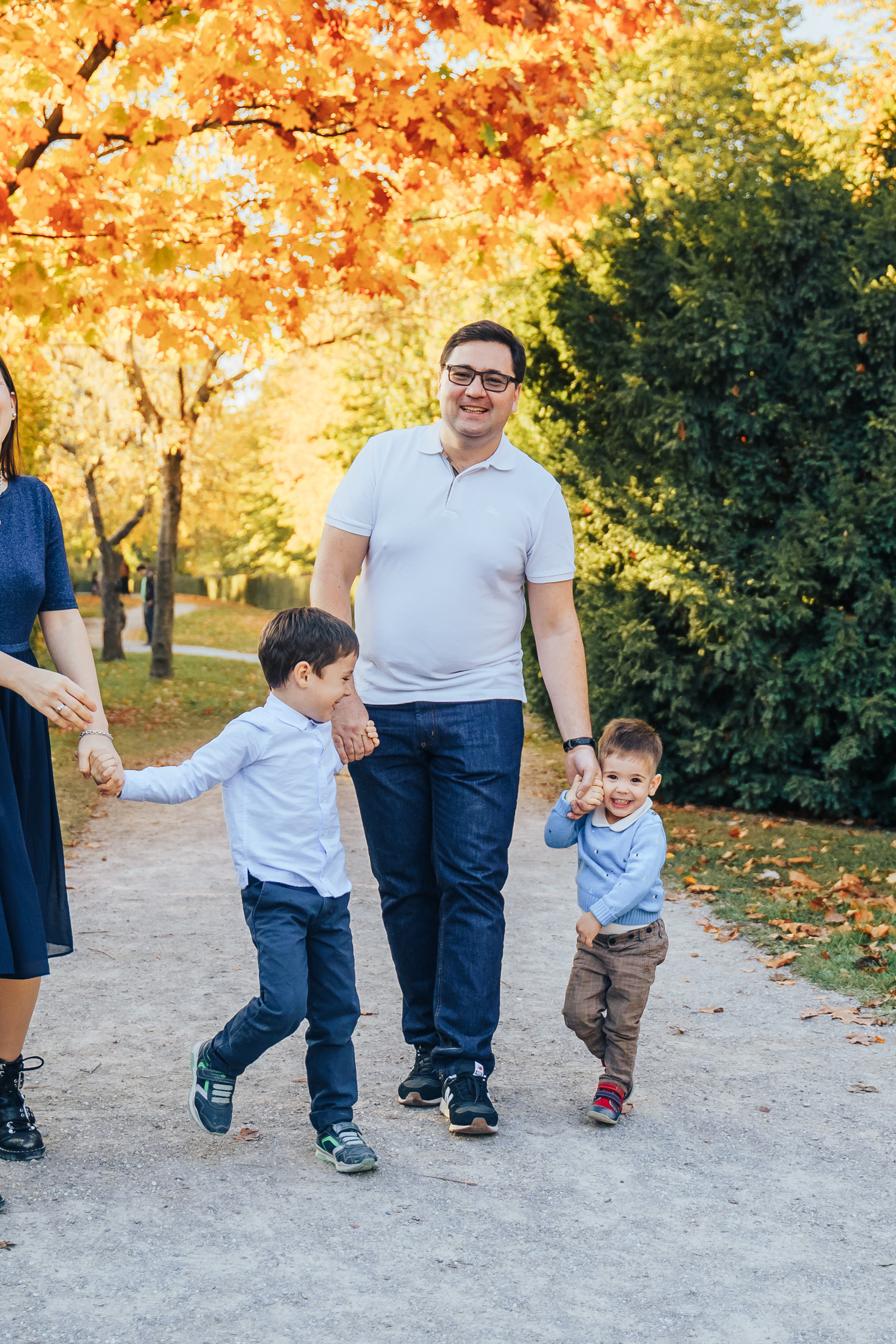 Family walking. Photographer in London Daria Agafonova