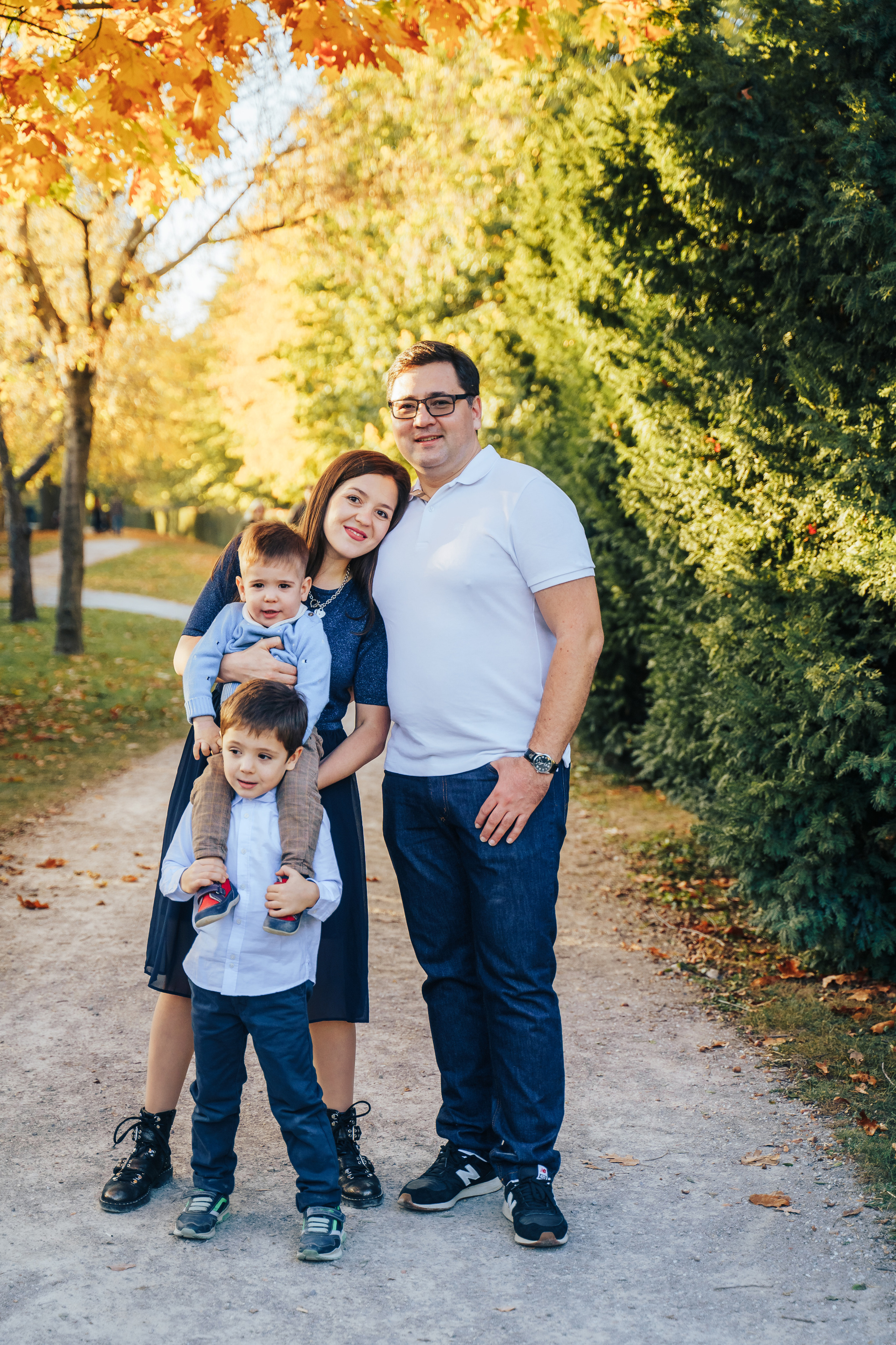 Family walking. Photographer in London Daria Agafonova