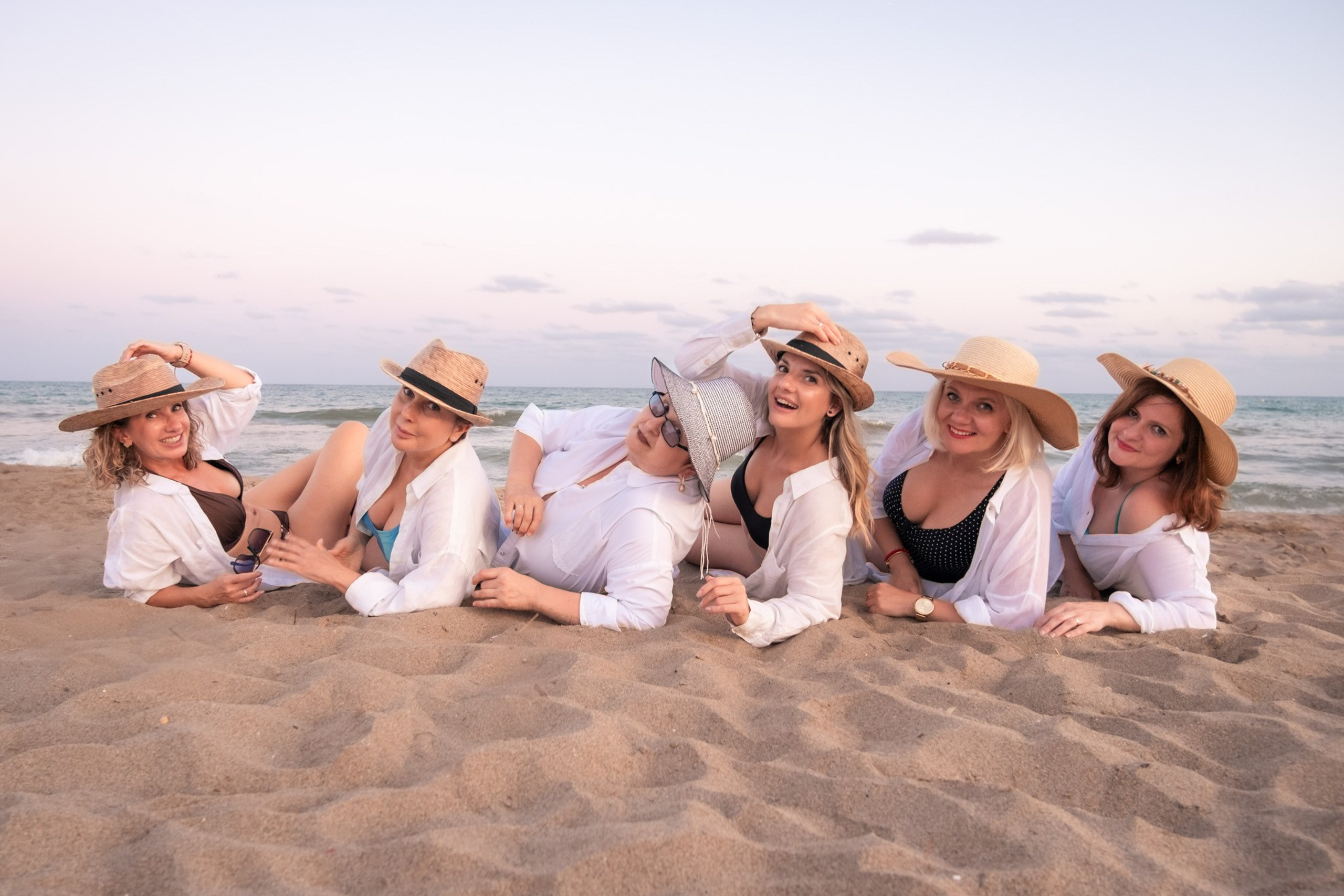 Reencuentro de&nbsp;amigas en&nbsp;la&nbsp;playa al&nbsp;atardecer