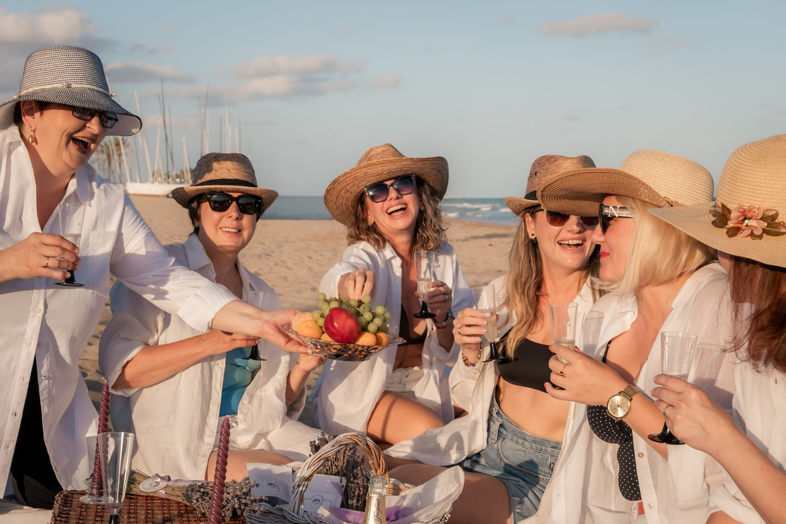 Amigas, mar y&nbsp;atardecer